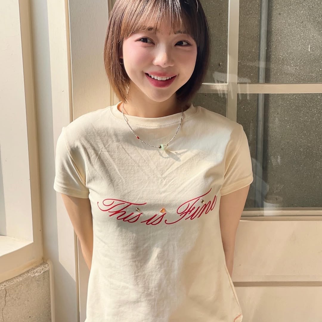 THIS IS FINE Cropped Signature Tee Yellow 착용 스타일 - 3