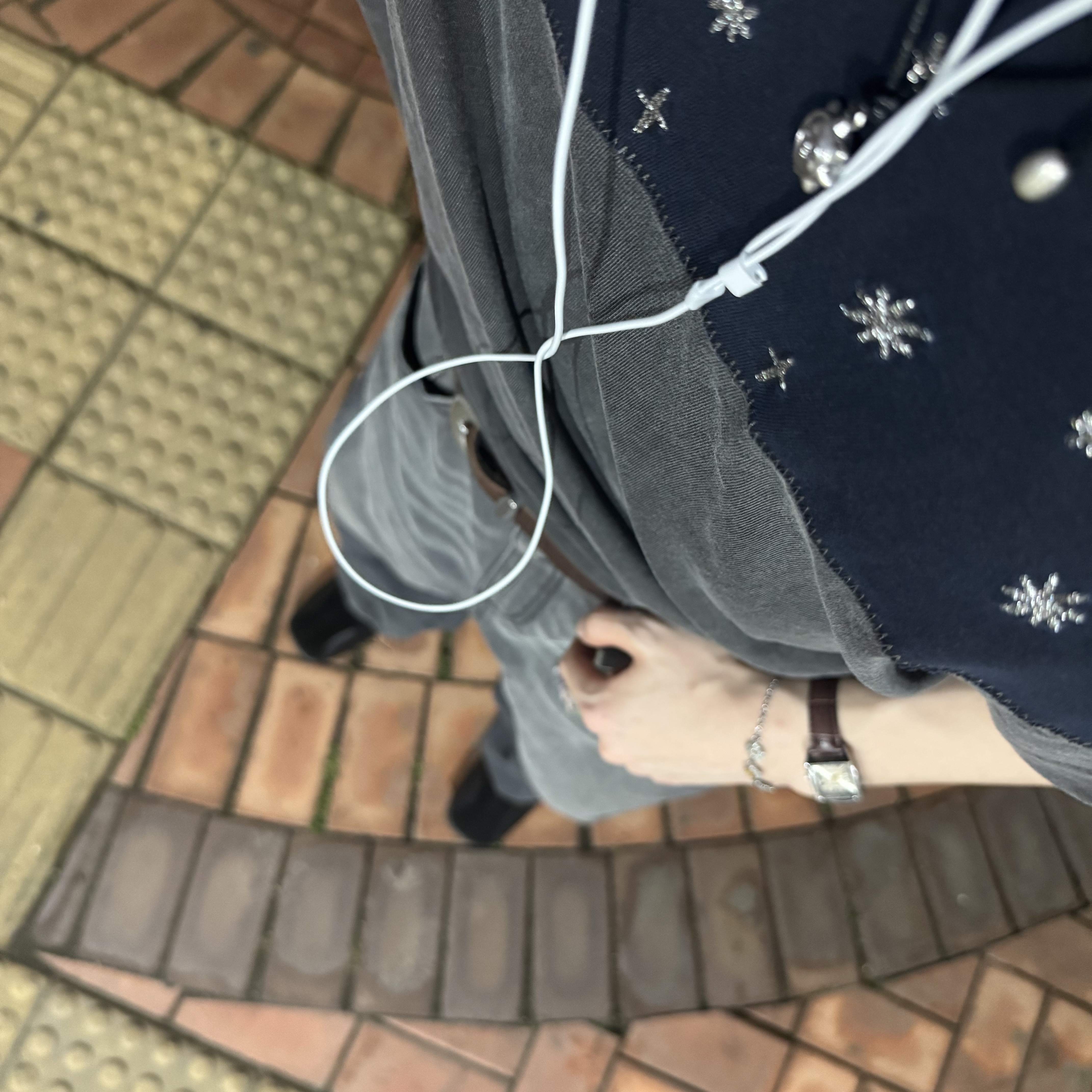 Casio LTP-V007L-9B, TOWTOW.ARCHIVE Minma Solar Necklace Silver 착용 스타일 - 2