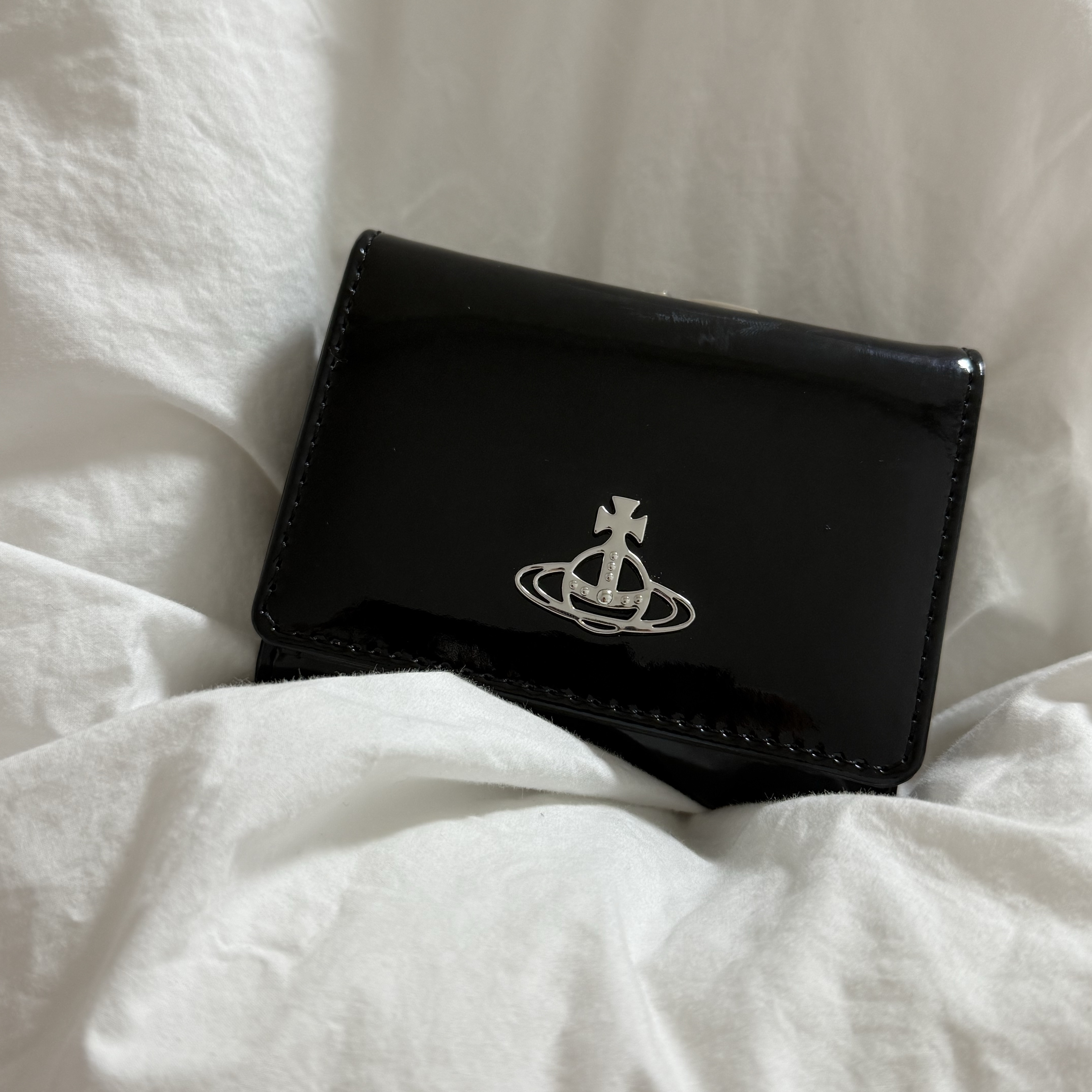 Vivienne Westwood Shiny Patent Small Frame Wallet Black 착용 스타일 - 2
