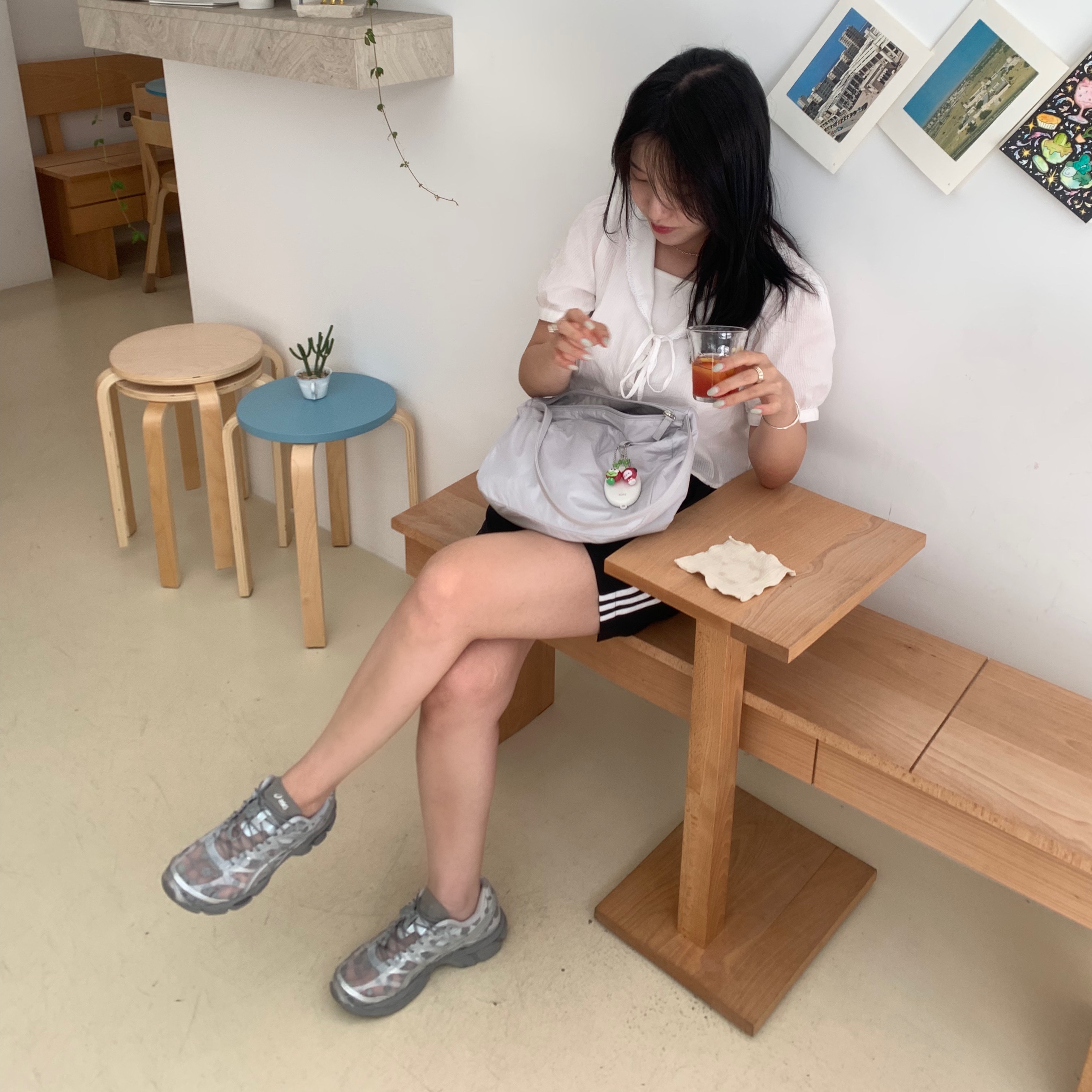 Asics x Cecilie Bahnsen Gel-Cumulus 16 Gray 착용 스타일 - 2