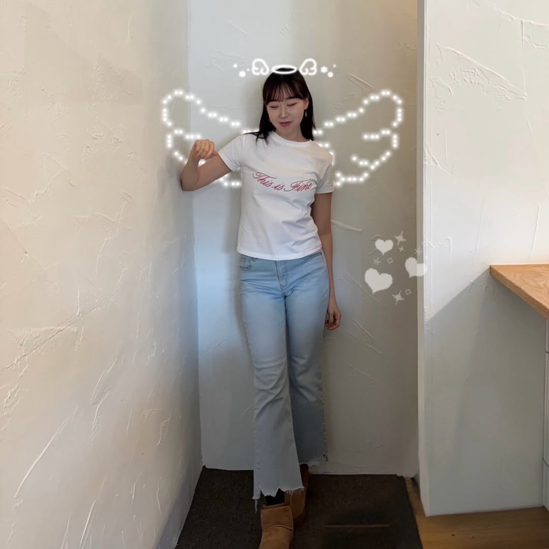 THIS IS FINE Cropped Signature Tee White 착용 스타일 - 2