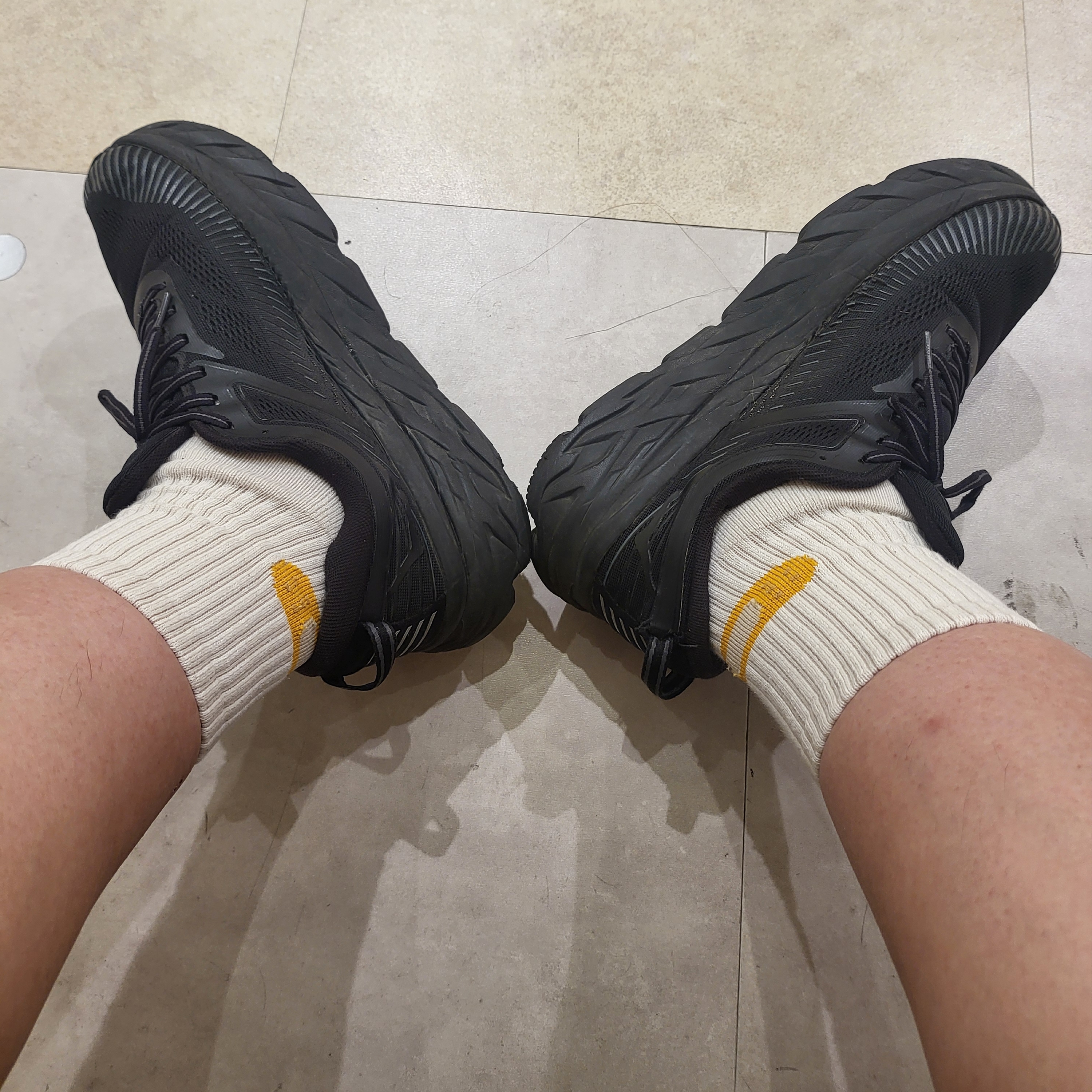 Hoka Bondi 7 Black - Wide 착용 스타일