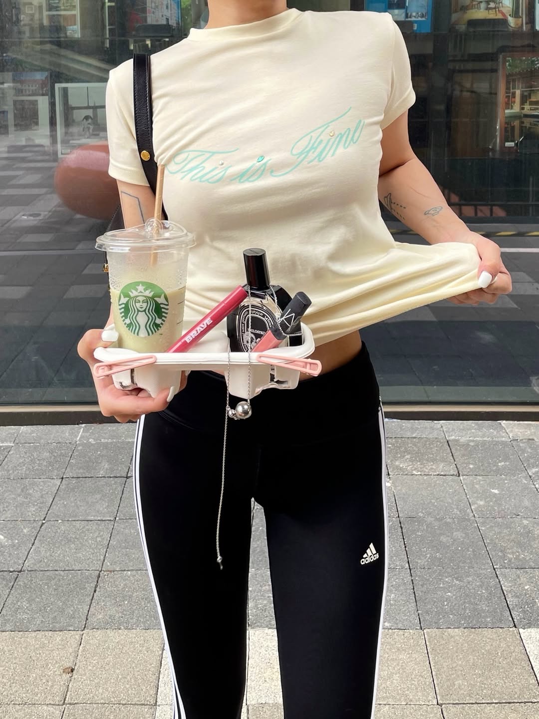 THIS IS FINE Cropped Signature Tee Cream 착용 스타일 - 1