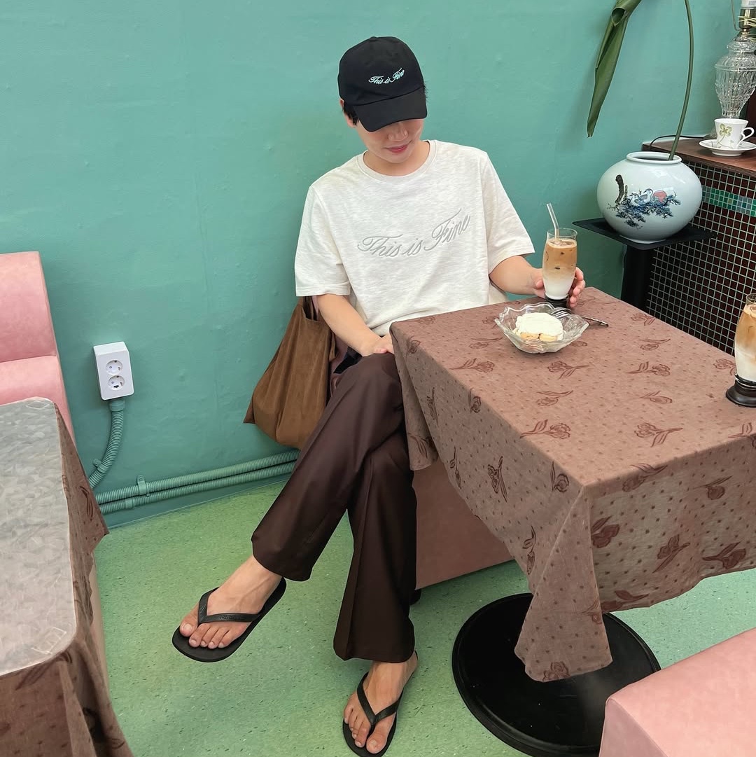 THIS IS FINE Signature Ball Cap Black, THIS IS FINE Oversized Signature Tee Oat 착용 스타일 - 5