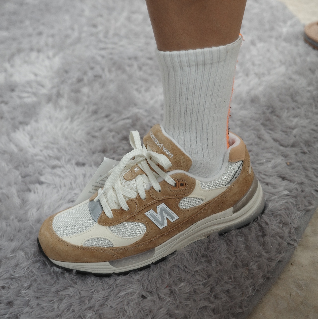 New Balance 992 Made in USA Sweet Caramel Calcium 착용 스타일 - 2