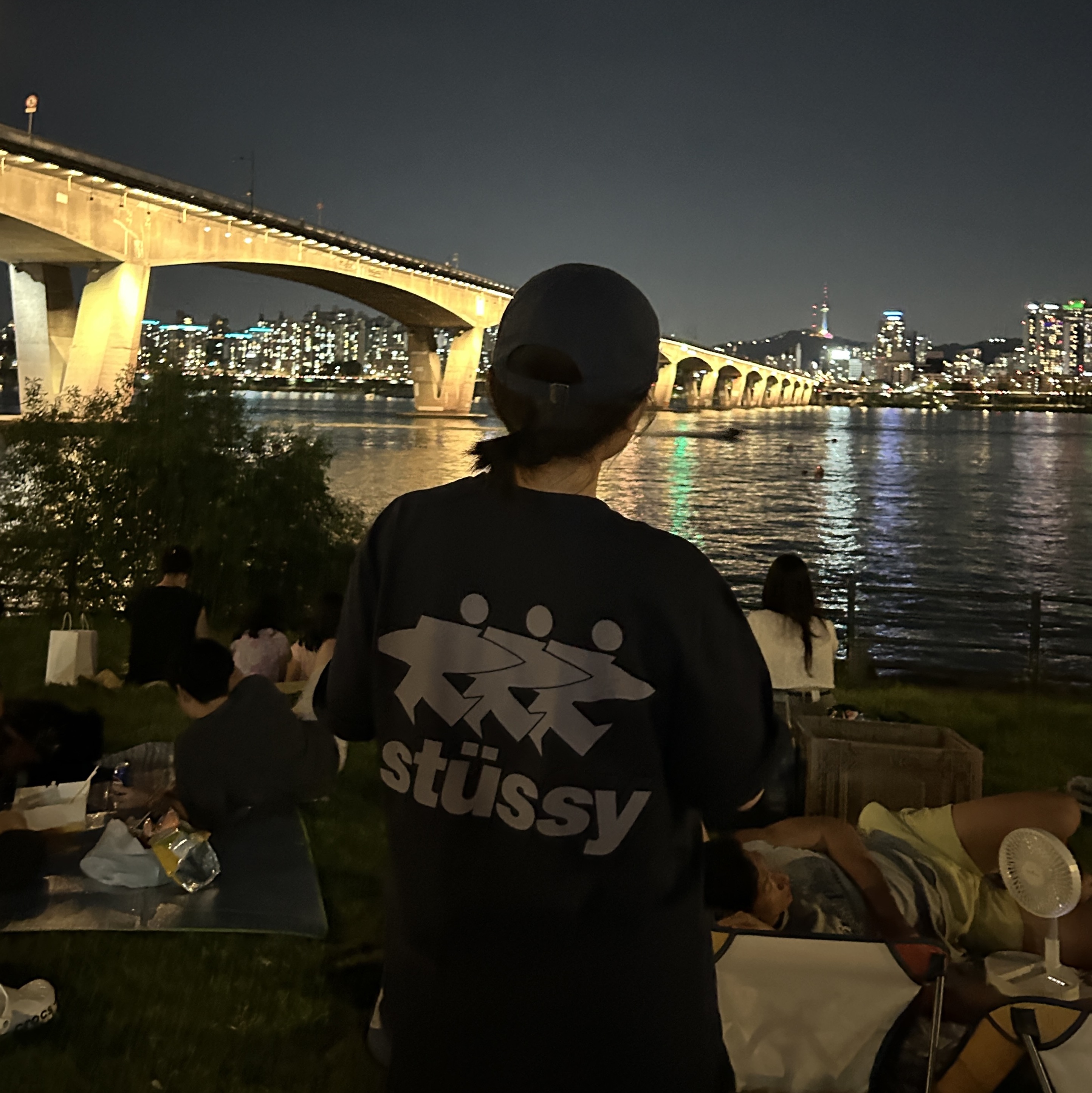 Stussy Surfwalk T-Shirt Navy 착용 스타일 - 1