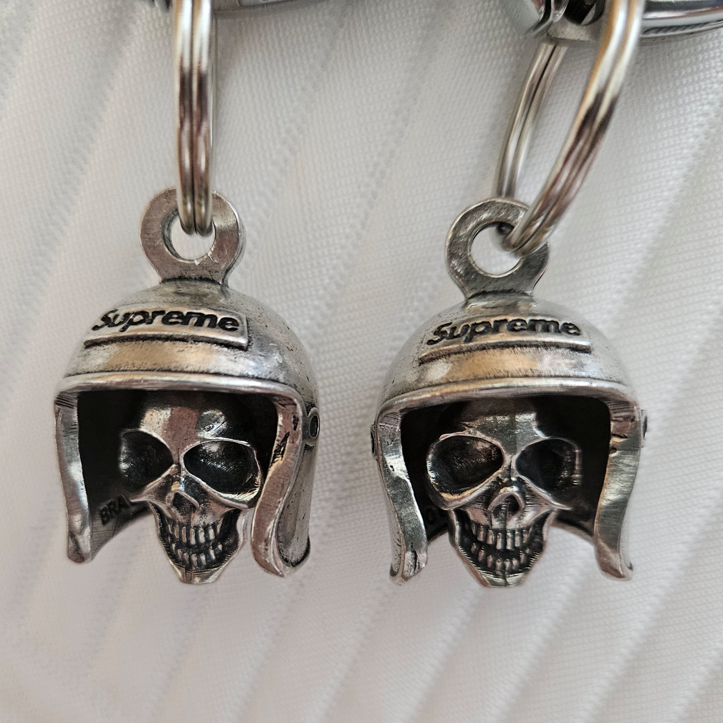 Supreme Skull Bell Keychain Silver - 25SS 착용 스타일