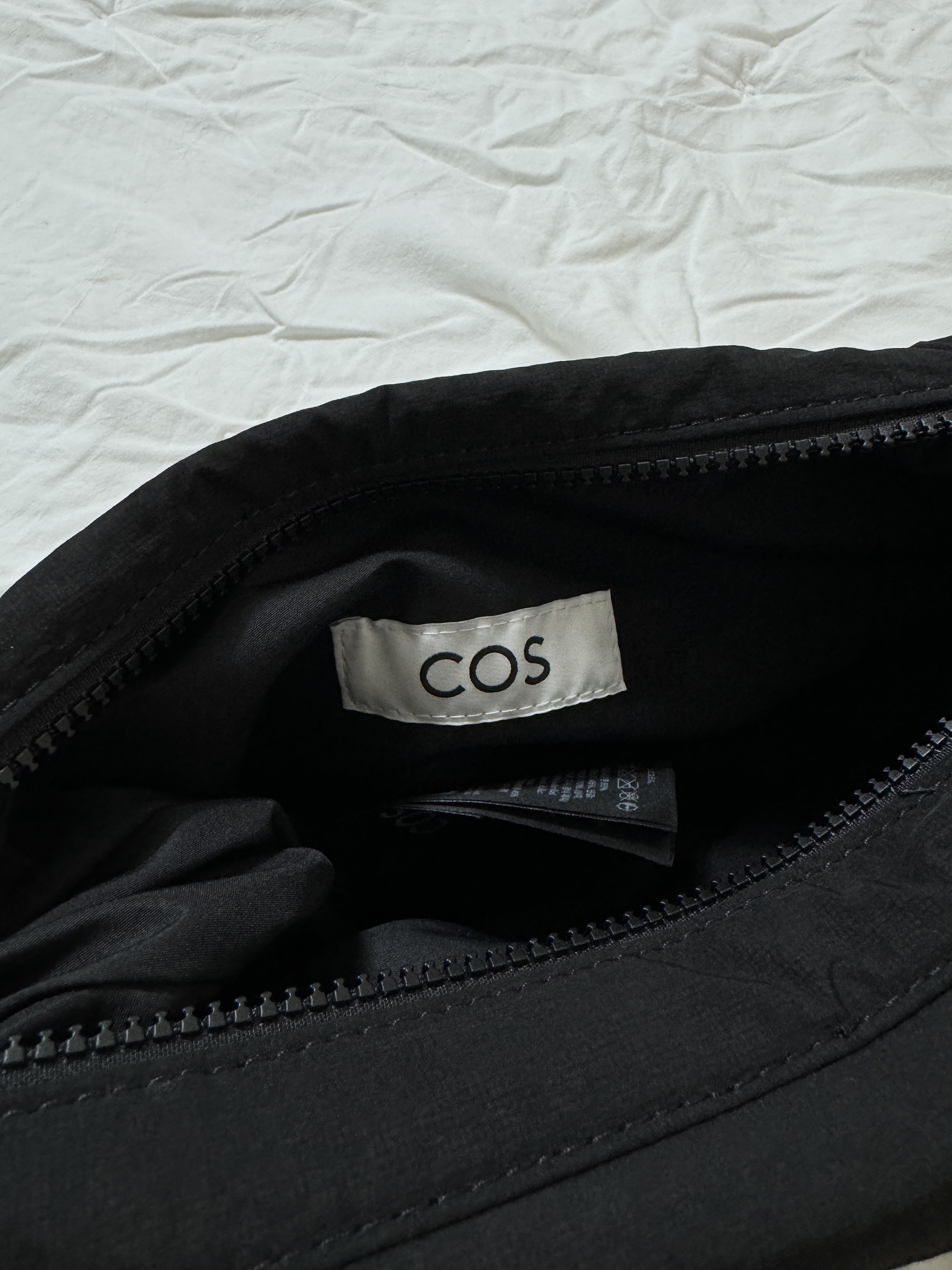 COS Nylon Crossbody Saddle Bag Black 착용 스타일 - 3