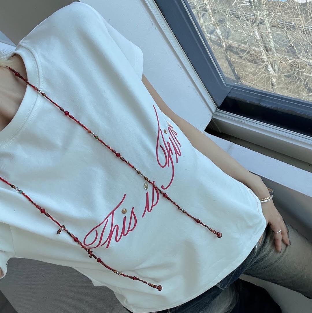 THIS IS FINE Cropped Signature Tee White 착용 스타일 - 7