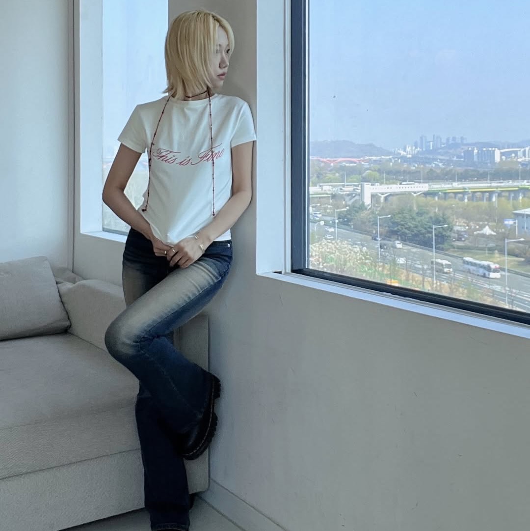 THIS IS FINE Cropped Signature Tee White 착용 스타일 - 8