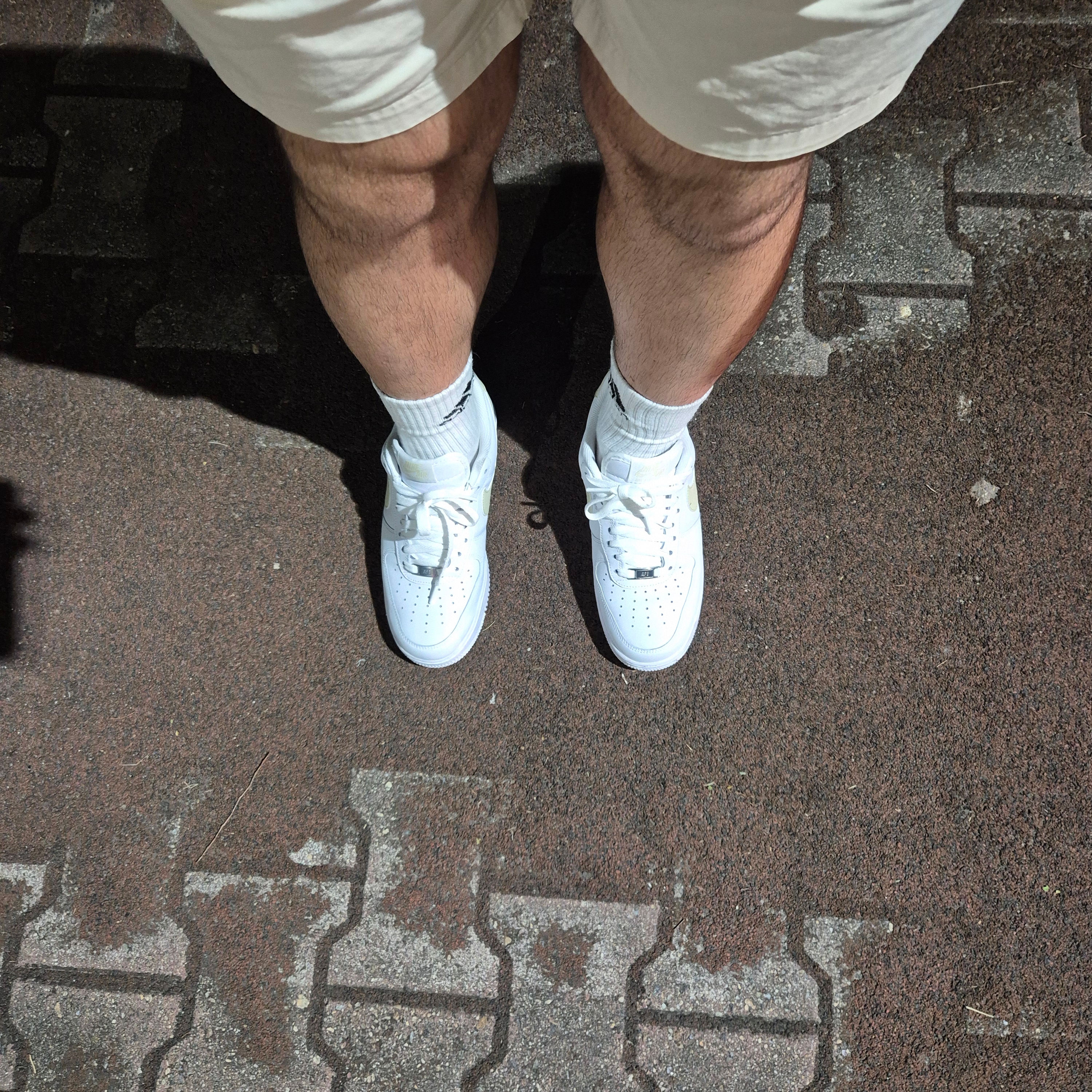 Nike Air Force 1 '07 White Light Khaki 착용 스타일