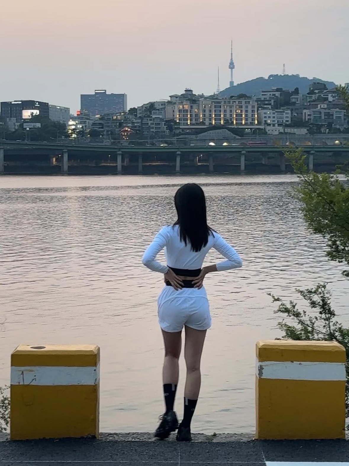 Nike Shox TL Triple Black, BORN TO WIN W Reflective Out Band Crop Long Sleeve White 착용 스타일 - 2