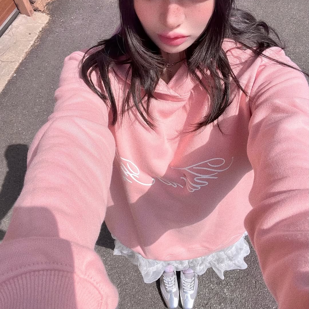 THIS IS FINE Standard Signature Hoodie Pink 착용 스타일 - 2