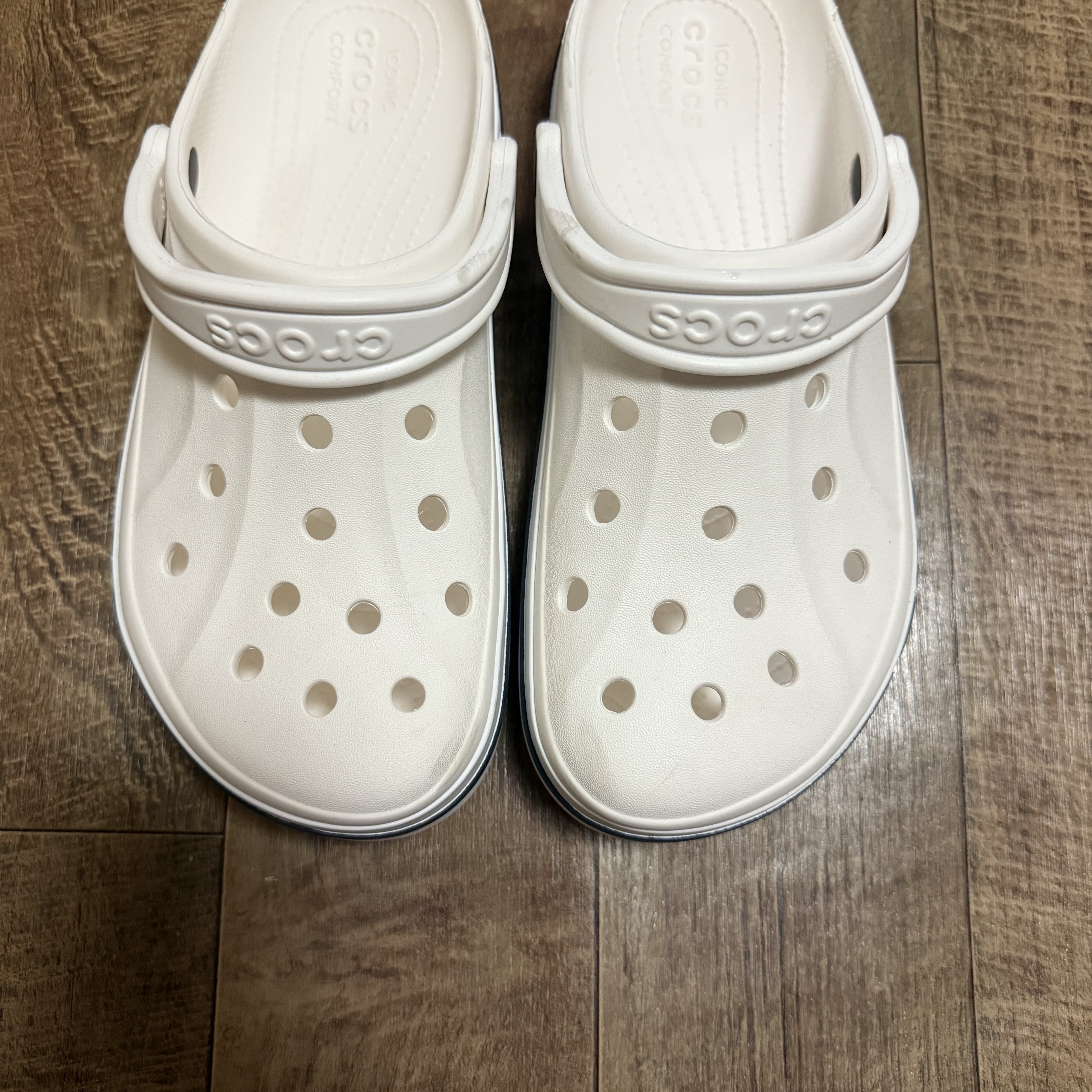Crocs Bayaband Clog White Navy 착용 스타일 - 2