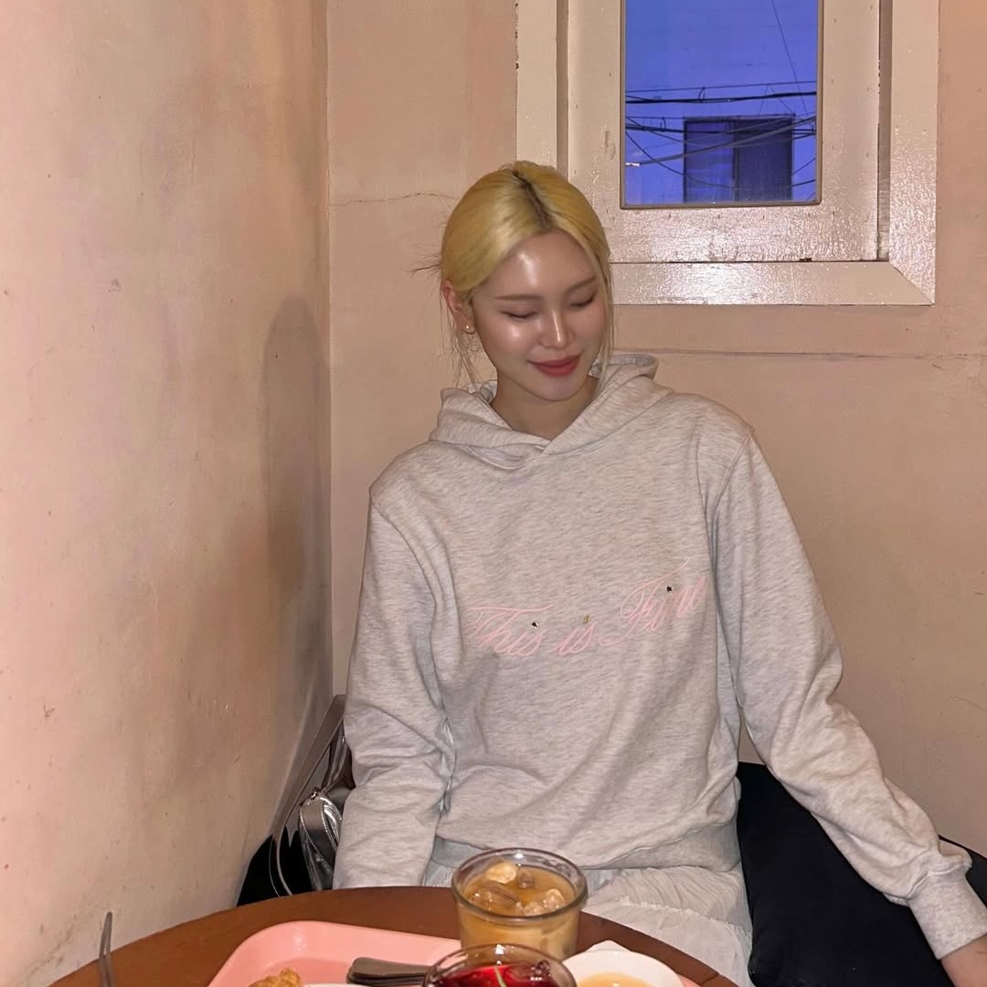 THIS IS FINE Standard Signature Hoodie Gray+Pink 착용 스타일 - 2