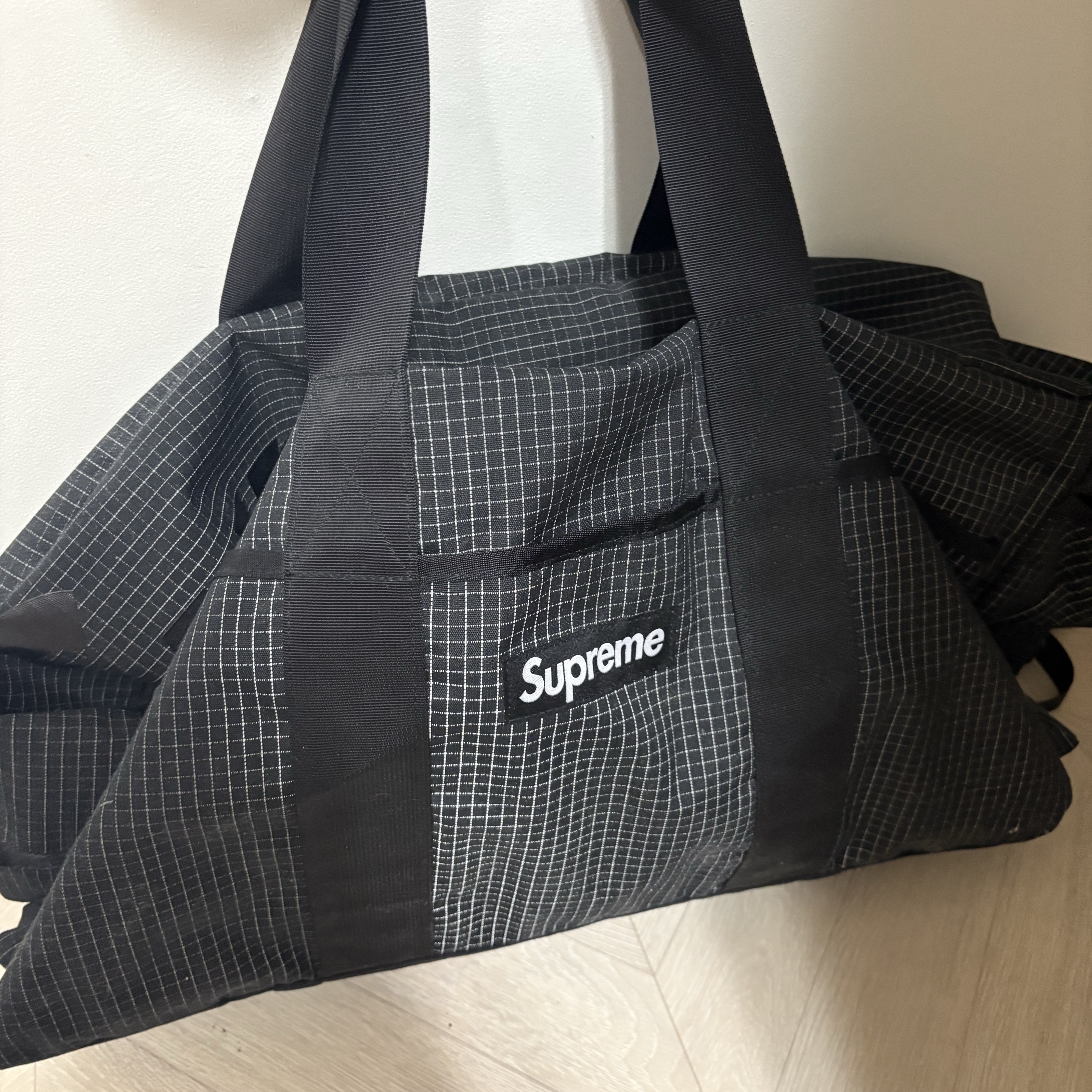 Supreme Duffle Bag Black - 24SS 착용 스타일
