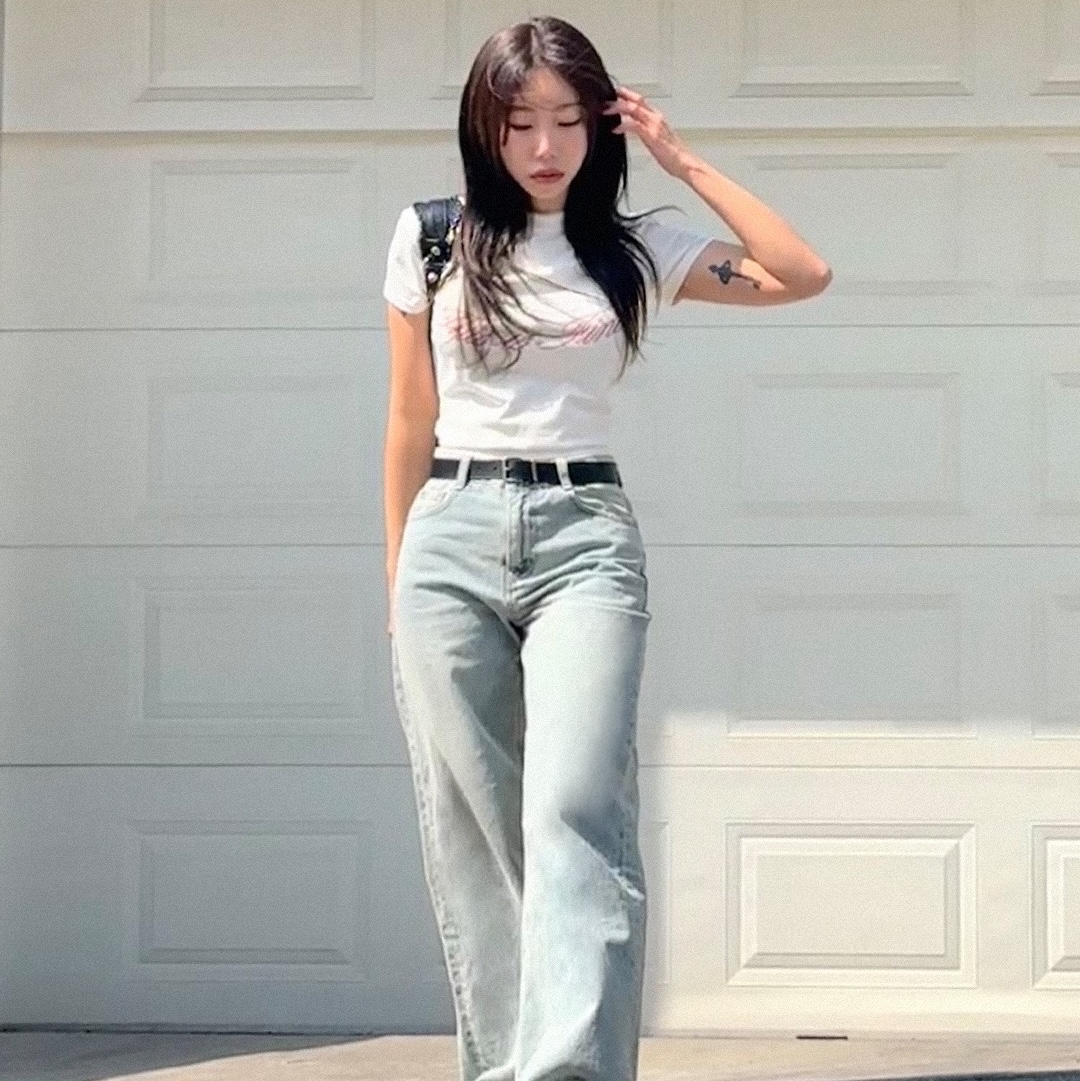 THIS IS FINE Cropped Signature Tee White 착용 스타일 - 1