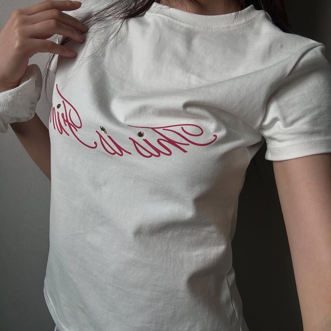 THIS IS FINE Cropped Signature Tee White 착용 스타일 - 4