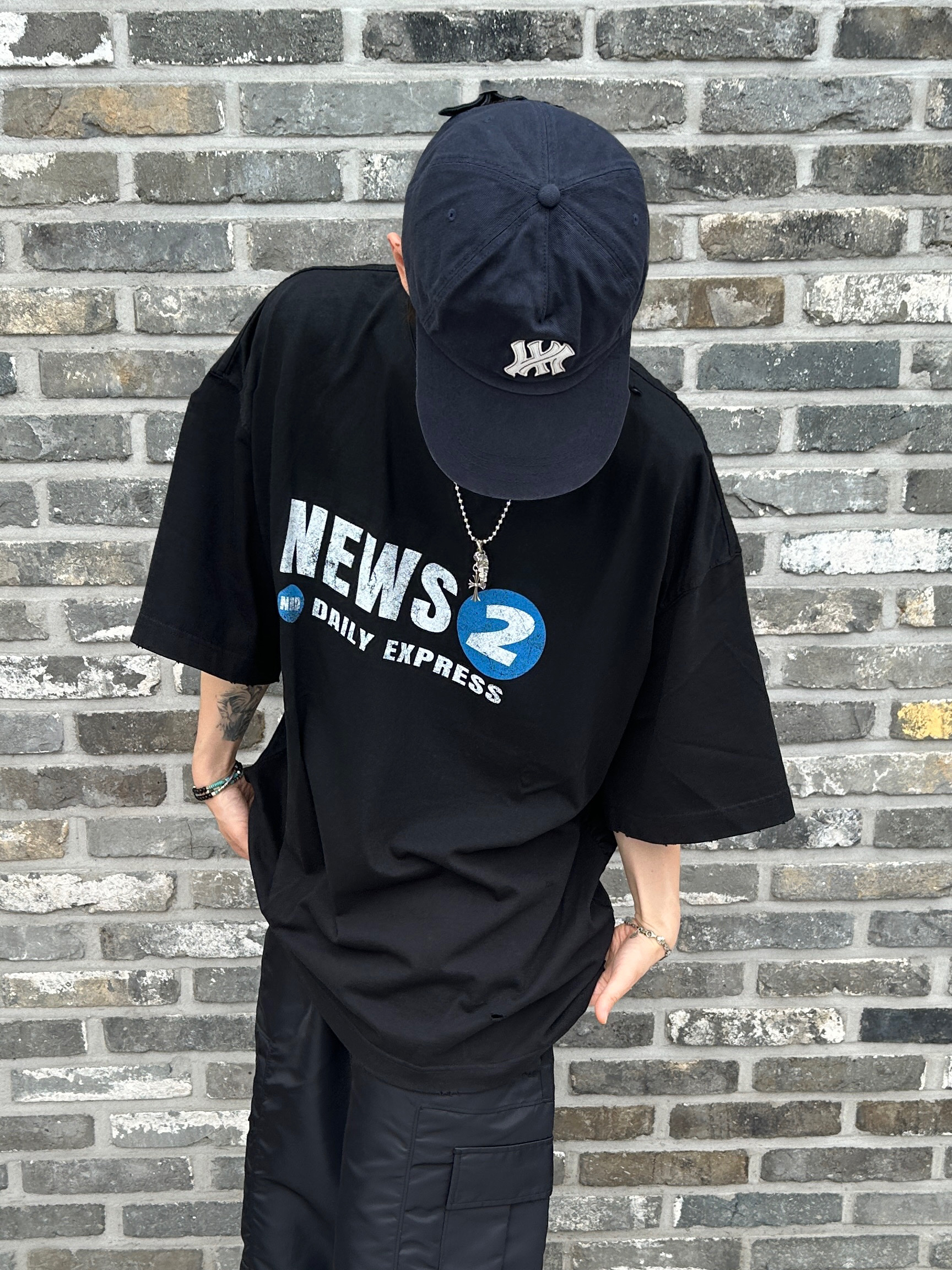 [더블적립]Farfromwhat Far Patch Logo Cap Navy, Nonnod Puckering News T-shirt Vintage black 착용 스타일 - 3