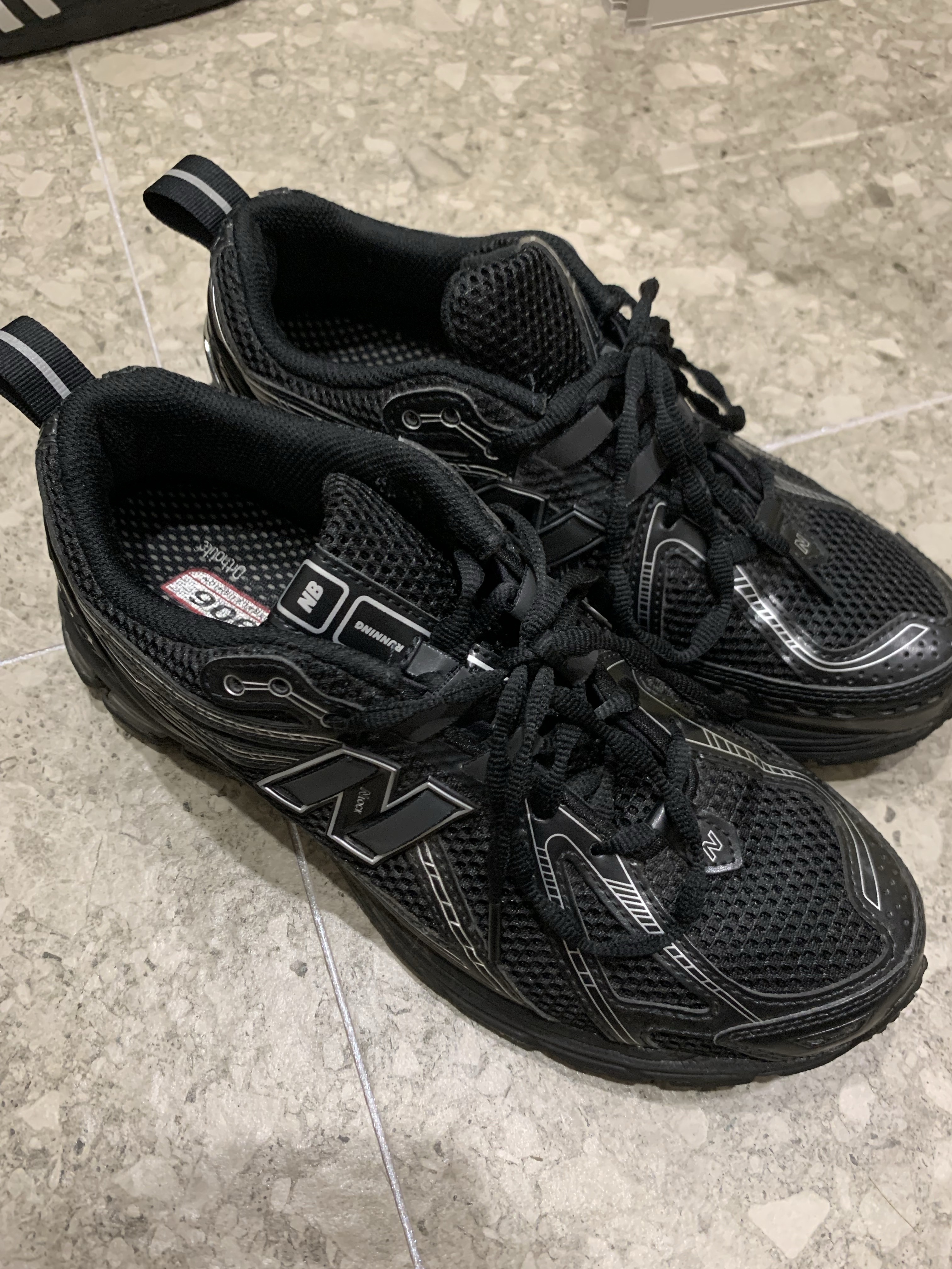 New Balance 1906R Black Silver Metallic 착용 스타일