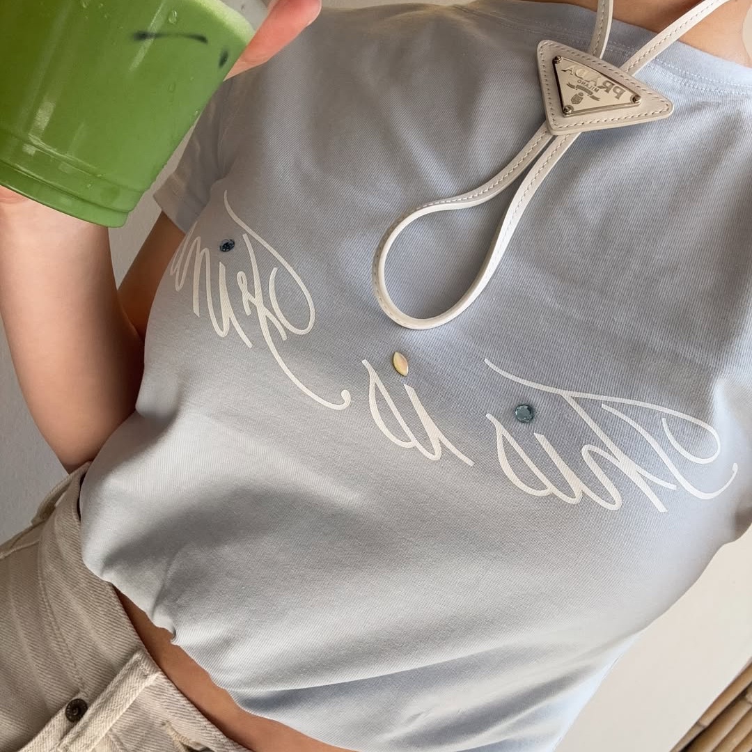 THIS IS FINE Cropped Signature Tee Sky 착용 스타일 - 2