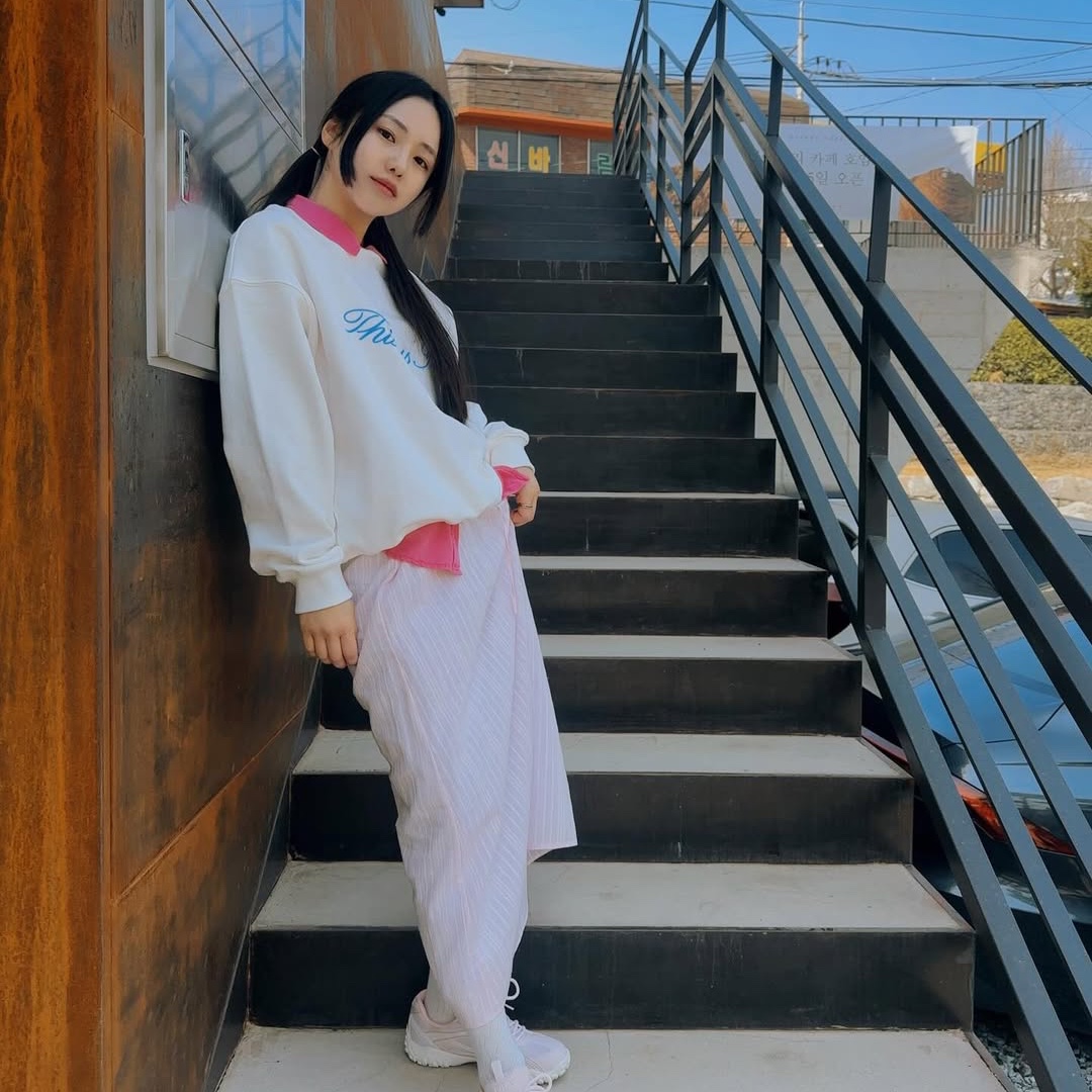 THIS IS FINE Standard Signature Sweatshirt White 착용 스타일 - 7