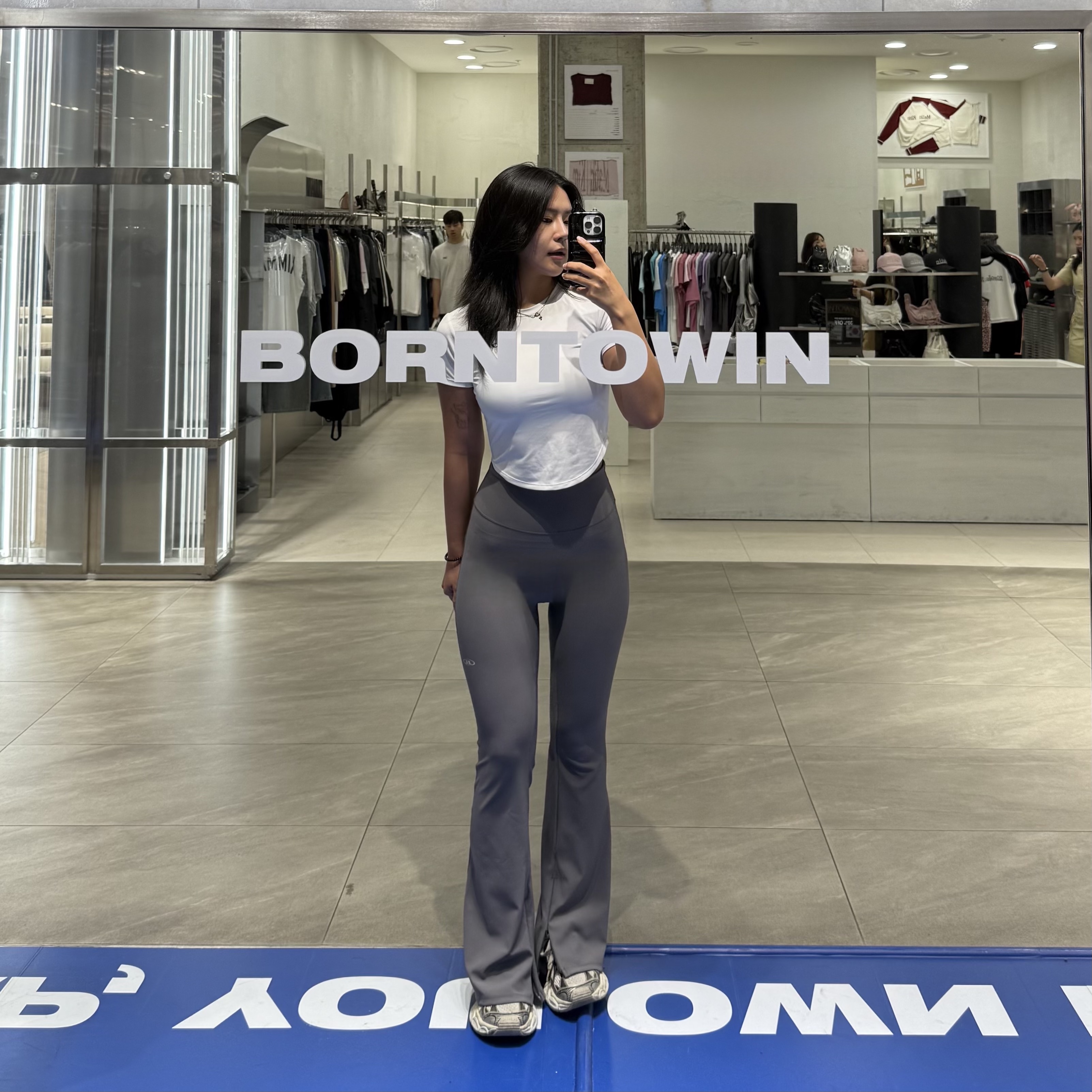 BORN TO WIN W B-Flex Boots Cut Leggings Charcoal, BORN TO WIN Quick Dry Symbol B Crop T-Shirts White 착용 스타일
