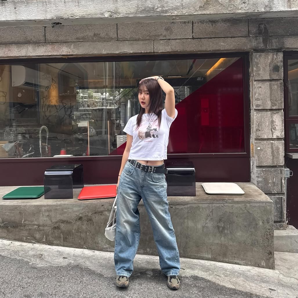 Dominant Cat World2 Crop Tee White 착용 스타일 - 2
