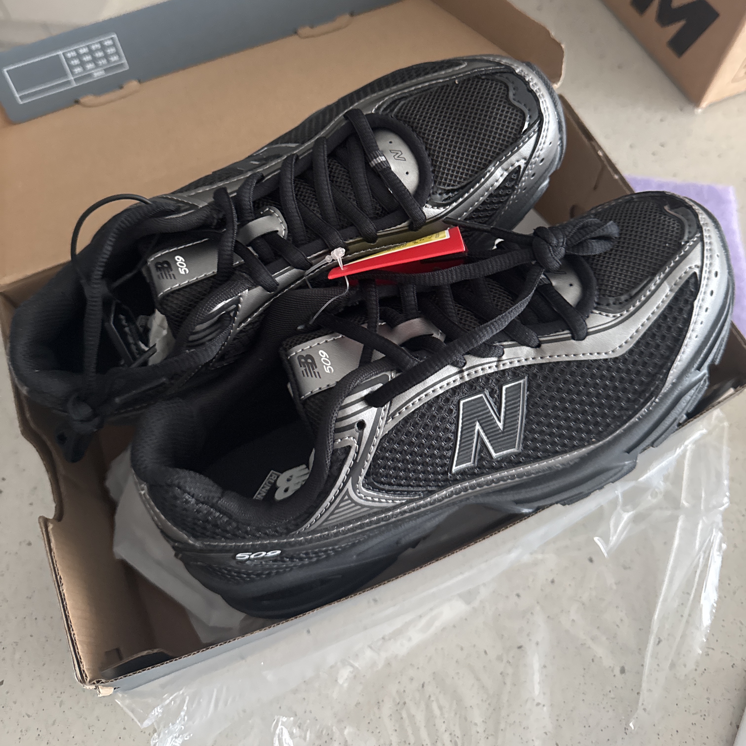 New Balance 509 Black 착용 스타일 - 1