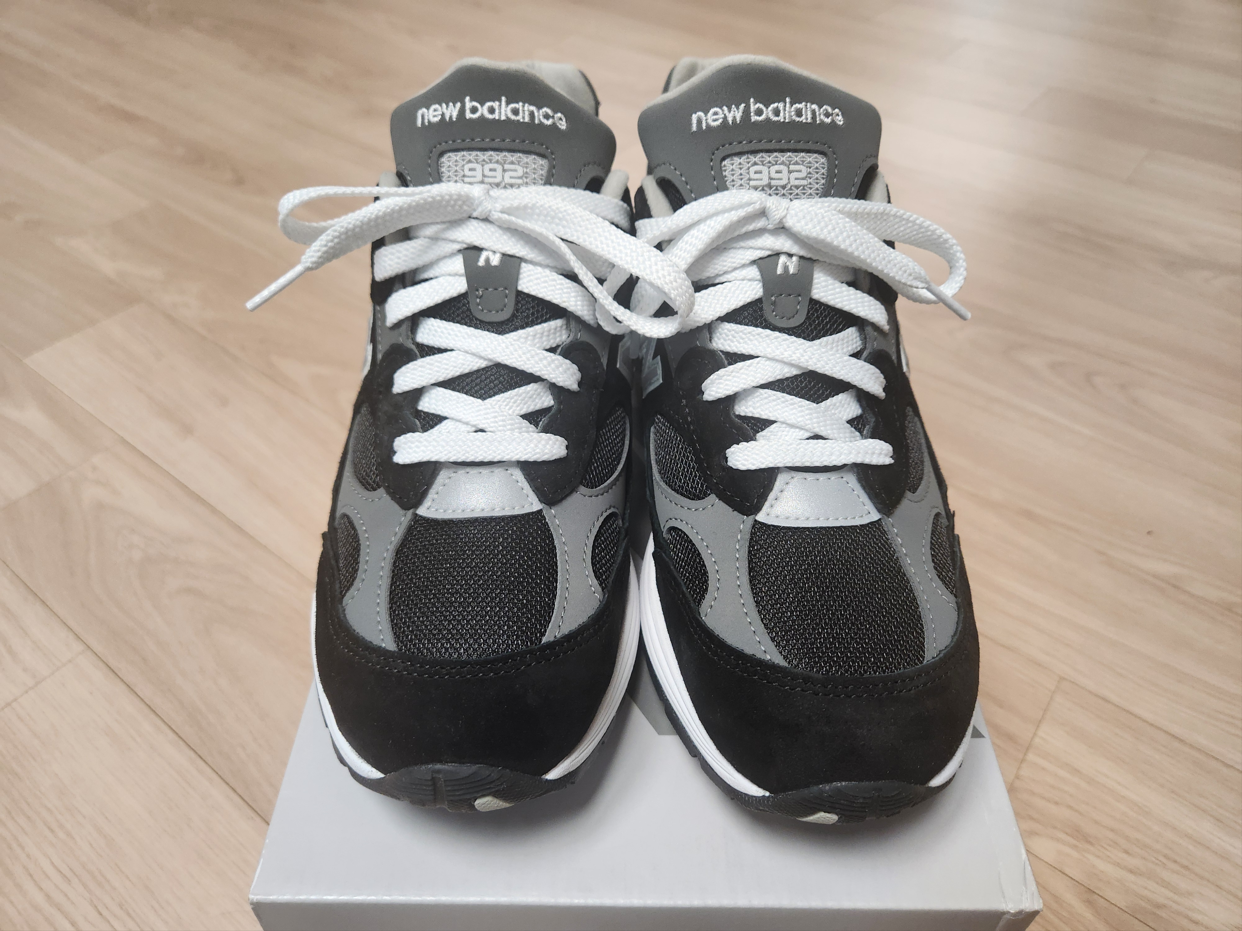 New Balance 992 Made in USA Core Black Grey 착용 스타일 - 2