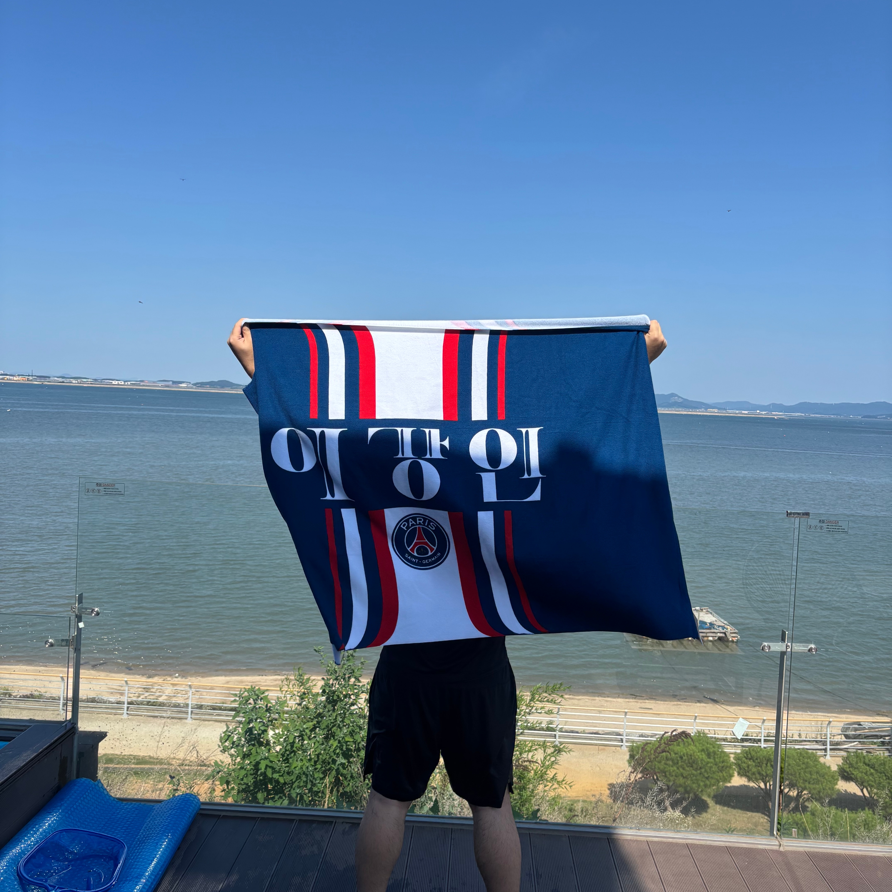 Over The Pitch P X PSG HANGEUL BEACH TOWEL 착용 스타일