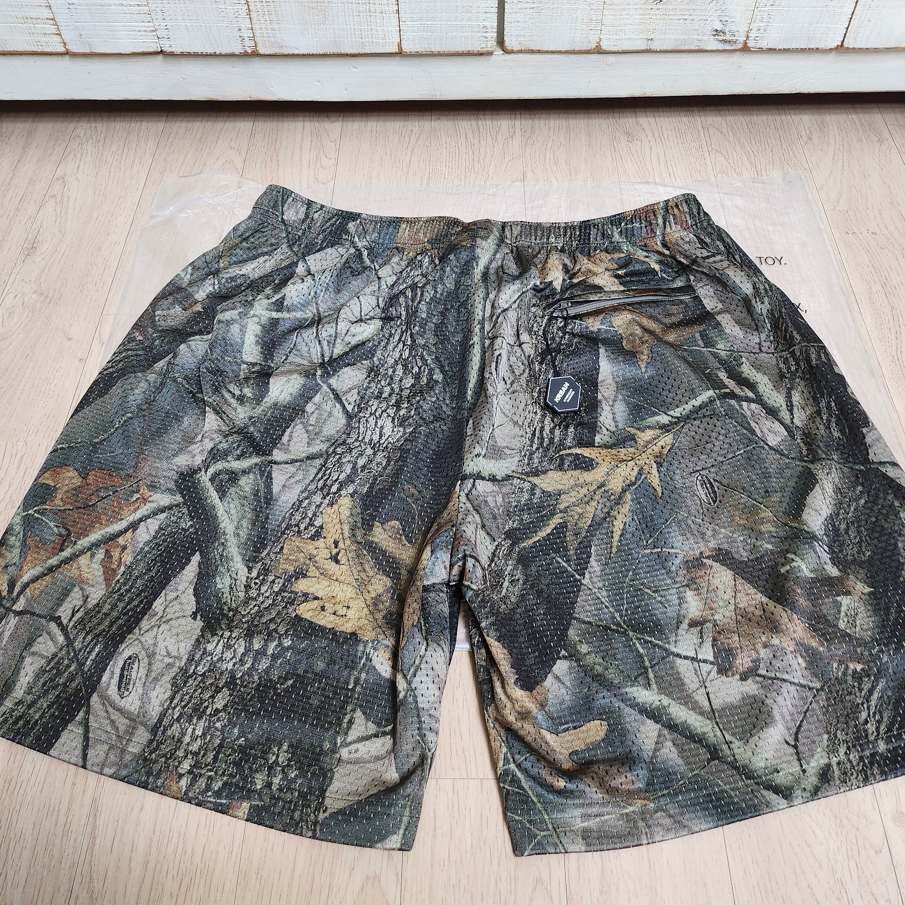 Supreme Small Box Baggy Mesh Shorts Realtree Hardwoods Camo - 25SS 착용 스타일 - 2