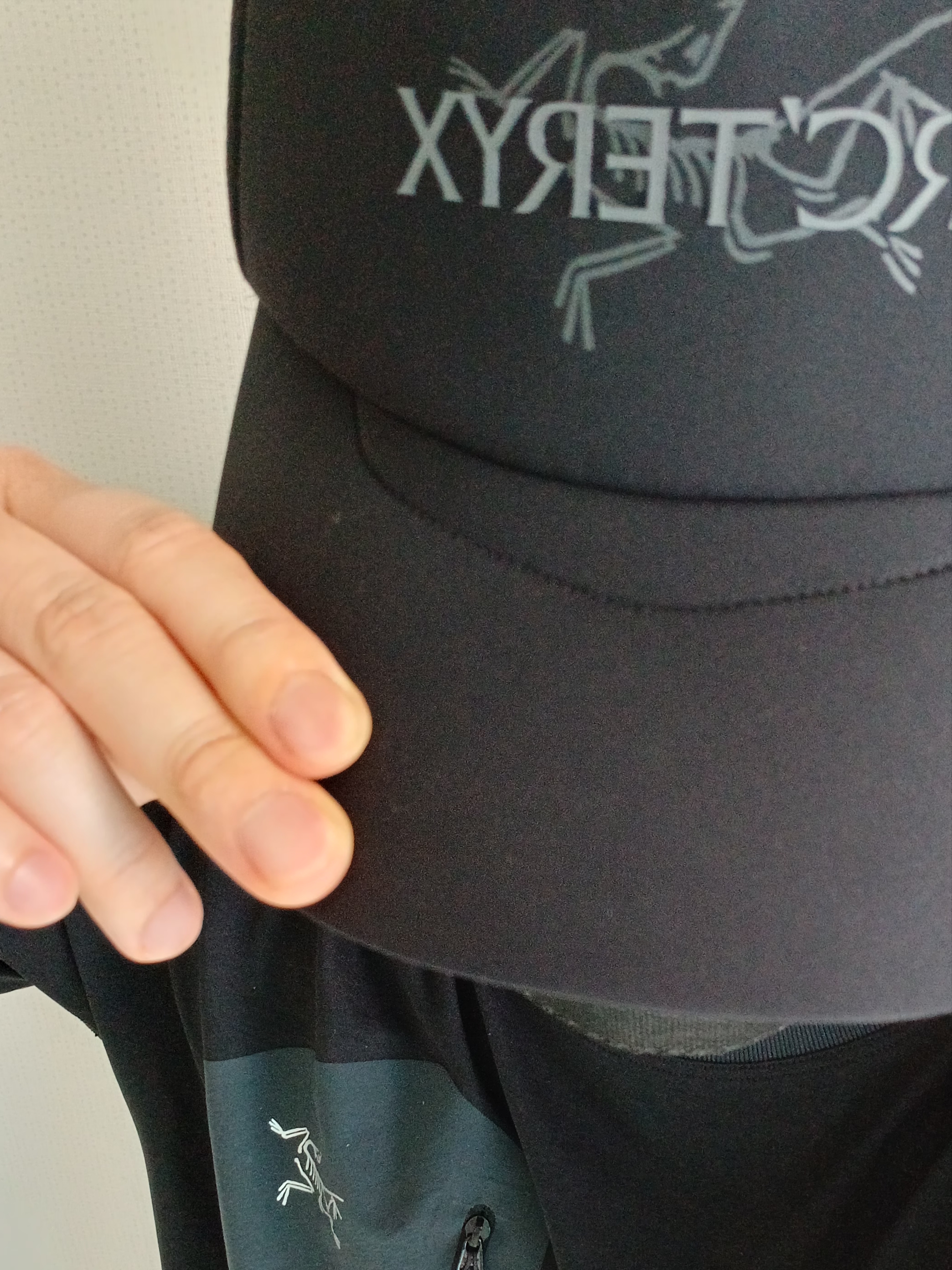 Arc'teryx Konseal Pocket T-Shirt Black Grey, Arc'teryx Bird Word Trucker Hat Black Cloud 착용 스타일 - 2