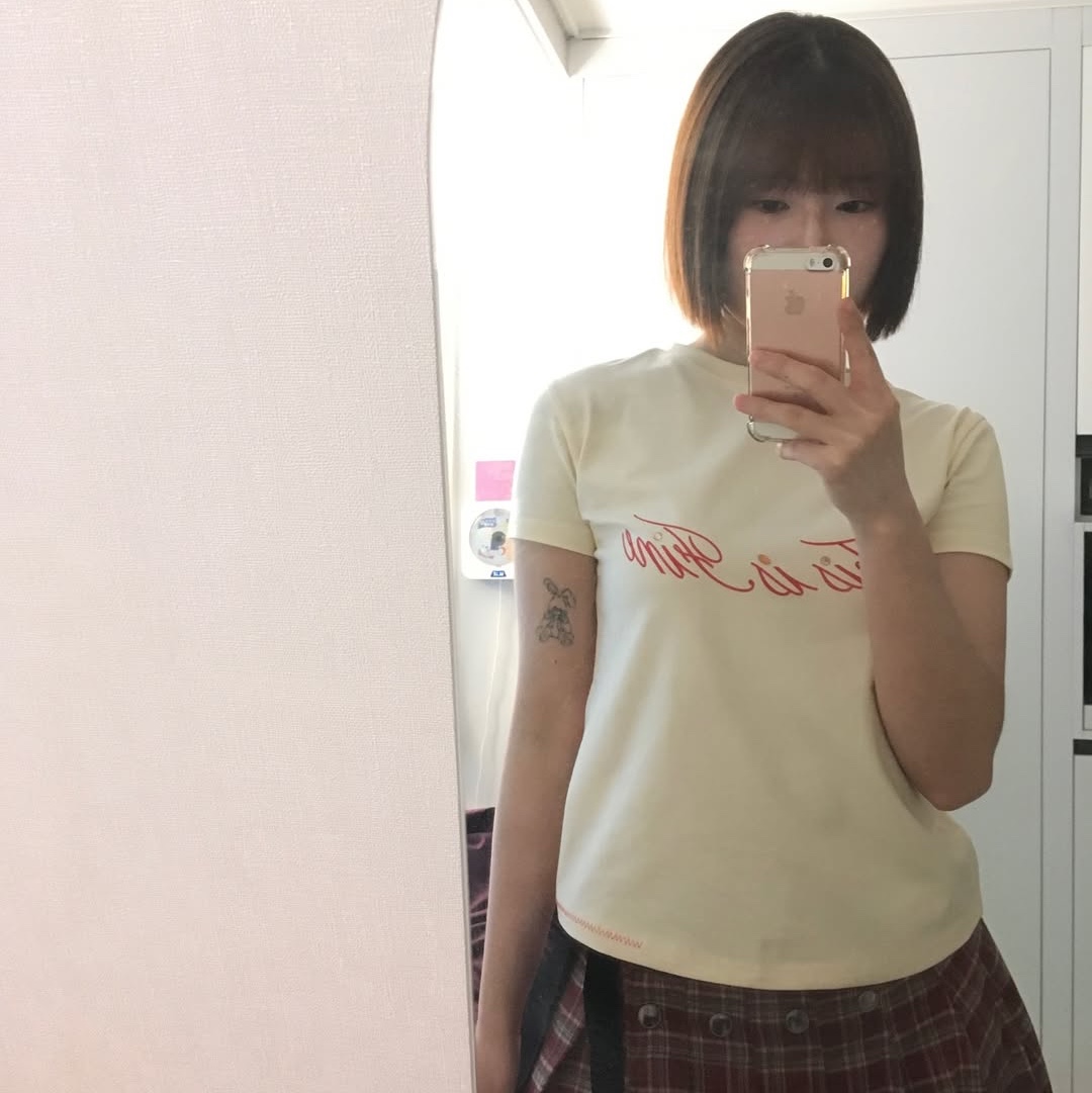 THIS IS FINE Cropped Signature Tee Yellow 착용 스타일 - 5