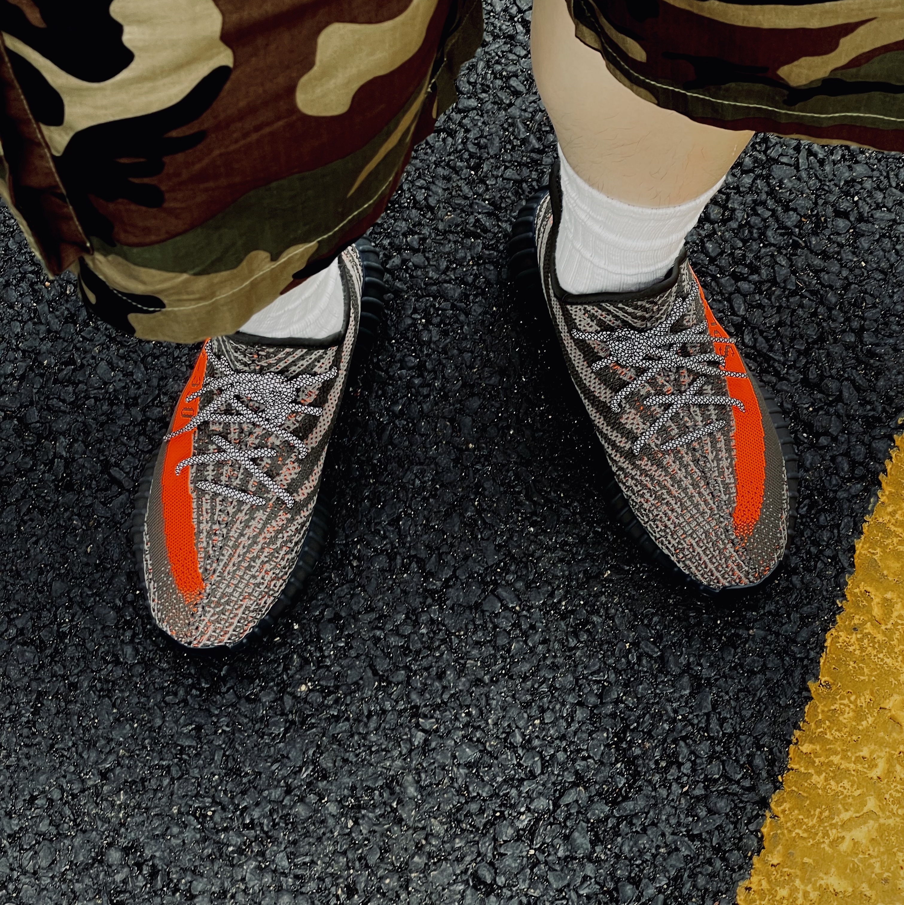 Adidas Yeezy Boost 350 V2 Carbon Beluga 착용 스타일 - 2