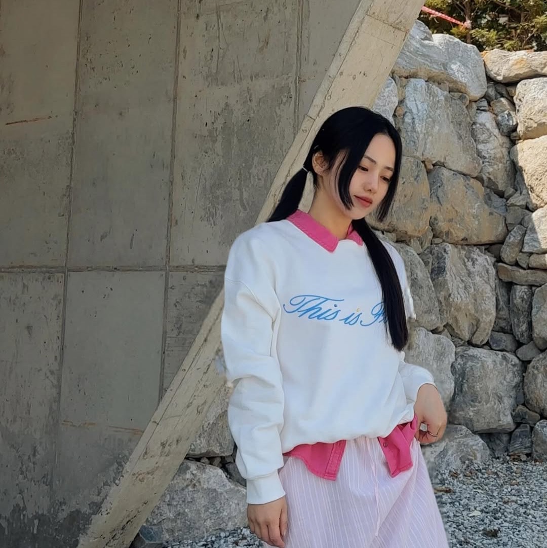 THIS IS FINE Standard Signature Sweatshirt White 착용 스타일 - 1