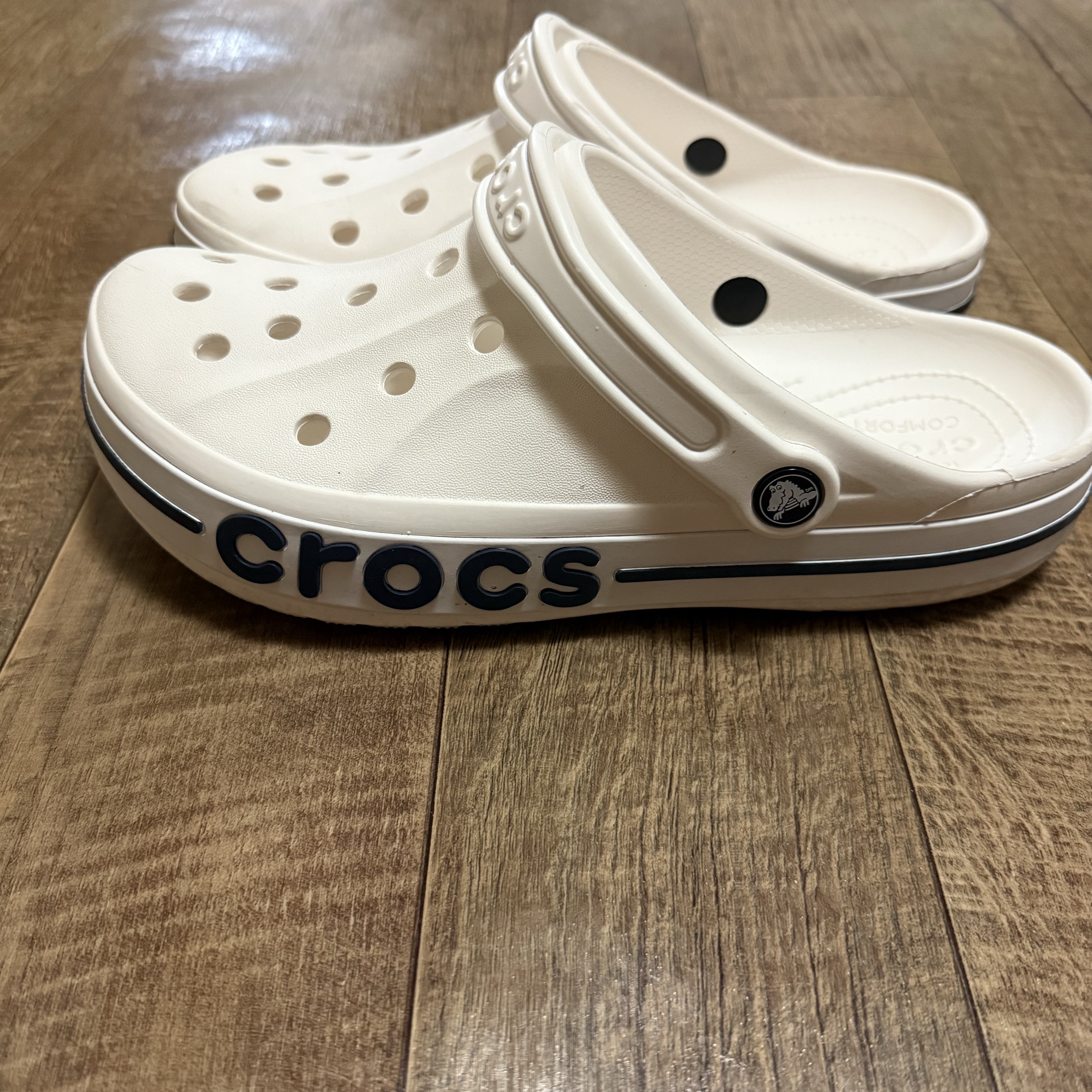 Crocs Bayaband Clog White Navy 착용 스타일 - 1