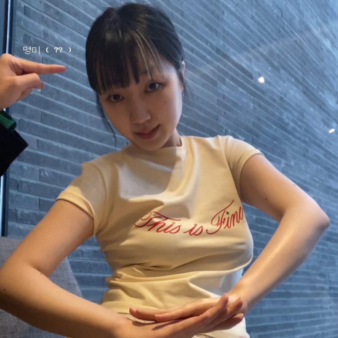 THIS IS FINE Cropped Signature Tee Yellow 착용 스타일 - 5