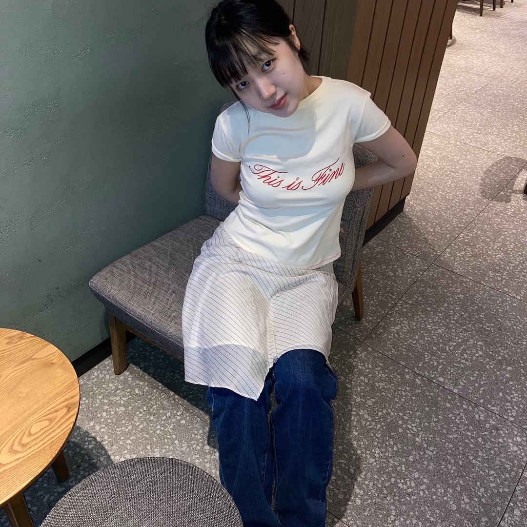 THIS IS FINE Cropped Signature Tee Yellow 착용 스타일 - 6