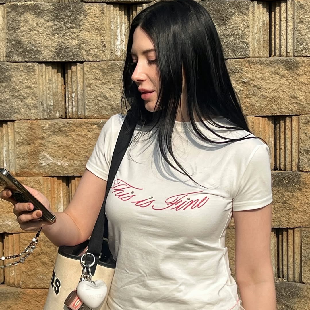THIS IS FINE Cropped Signature Tee White 착용 스타일 - 1