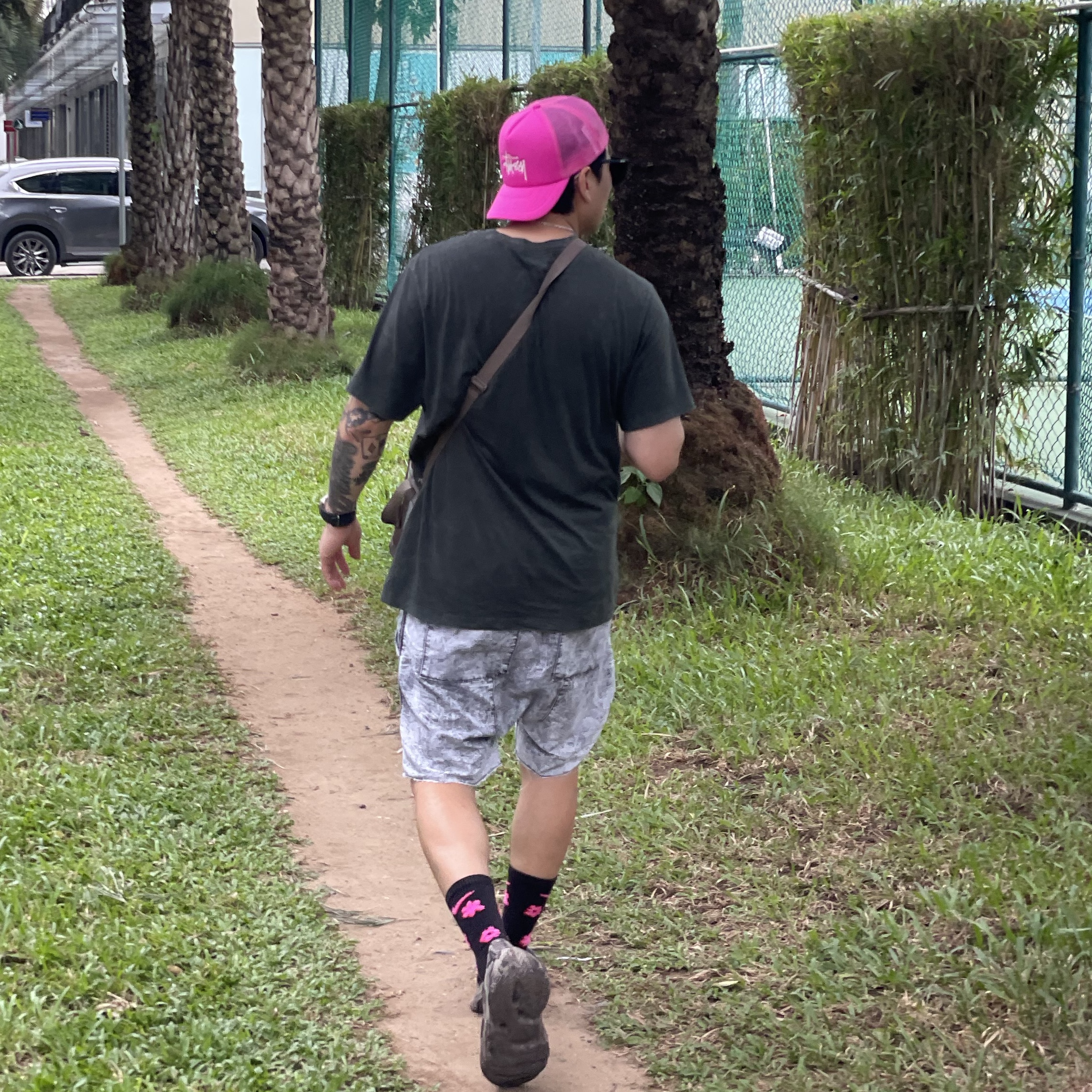 Stussy Basic Trucker Cap Hot Pink, Adidas Yeezy Foam RNNR MX Cinder 착용 스타일