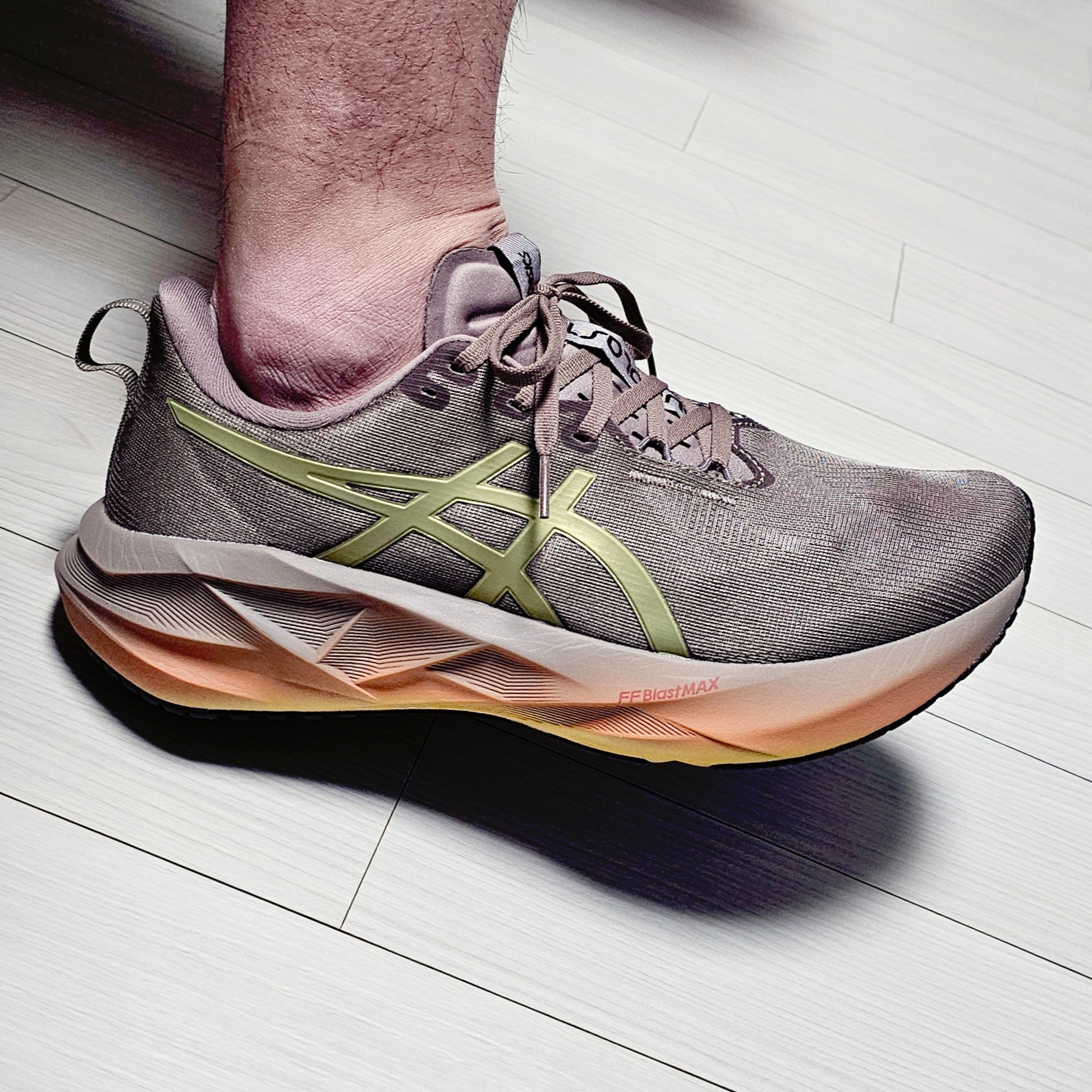 Asics Novablast 5 Luxe Taupe Grey 착용 스타일