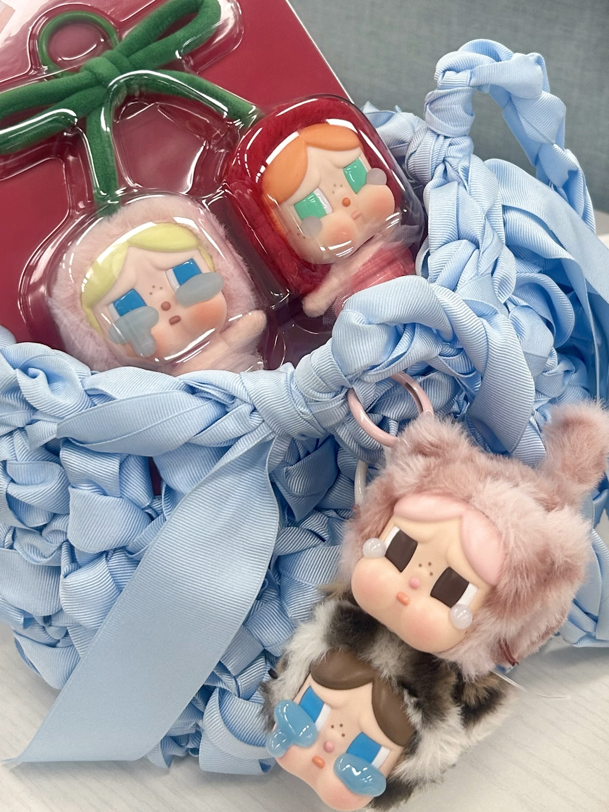 Pop Mart Crybaby Crying For Love Series Vinyl Plush, Pop Mart Crybaby Wild But Cutie Series Vinyl Plush Pendant (6 Blind Boxes) 착용 스타일