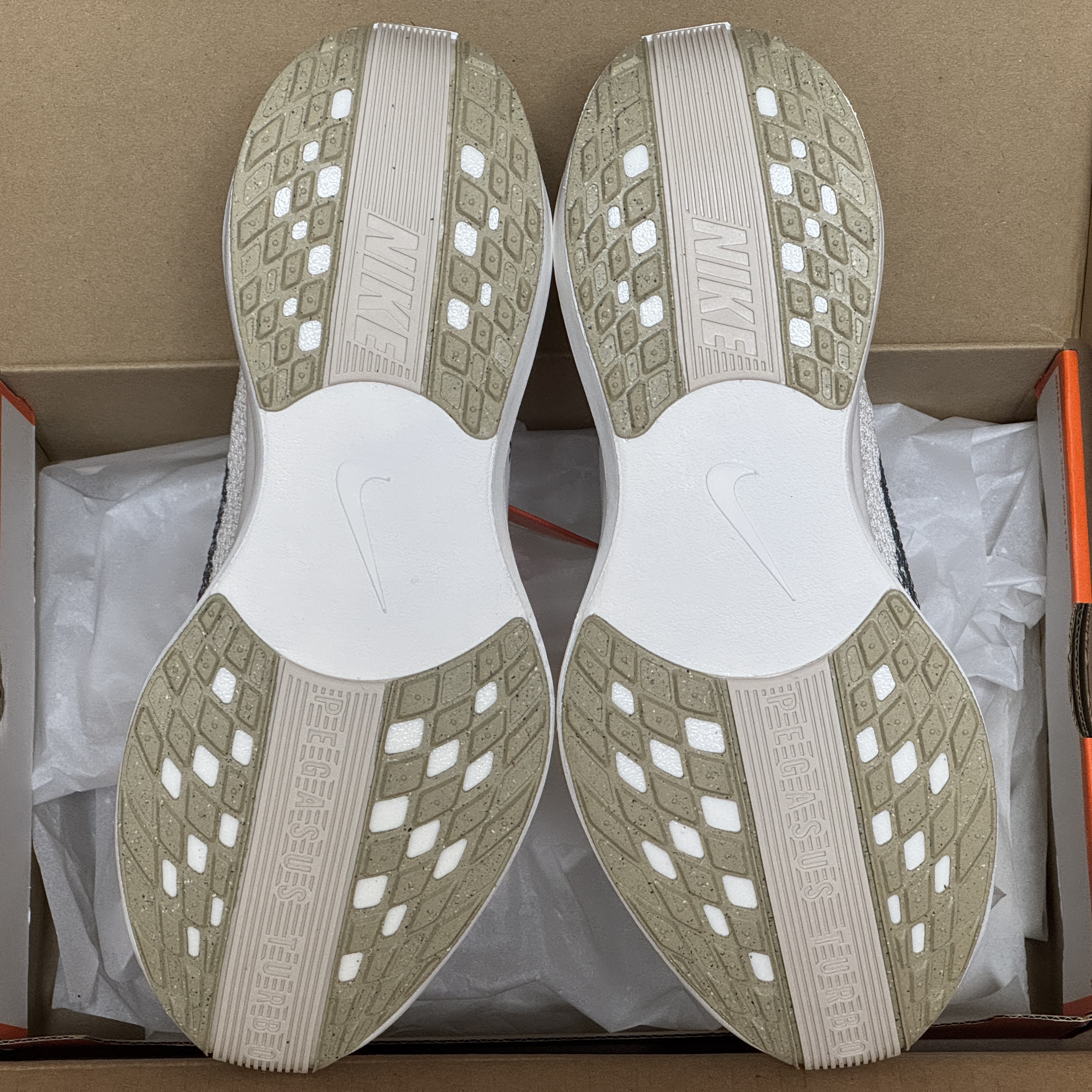 Nike Pegasus Plus  White Sail 착용 스타일 - 4