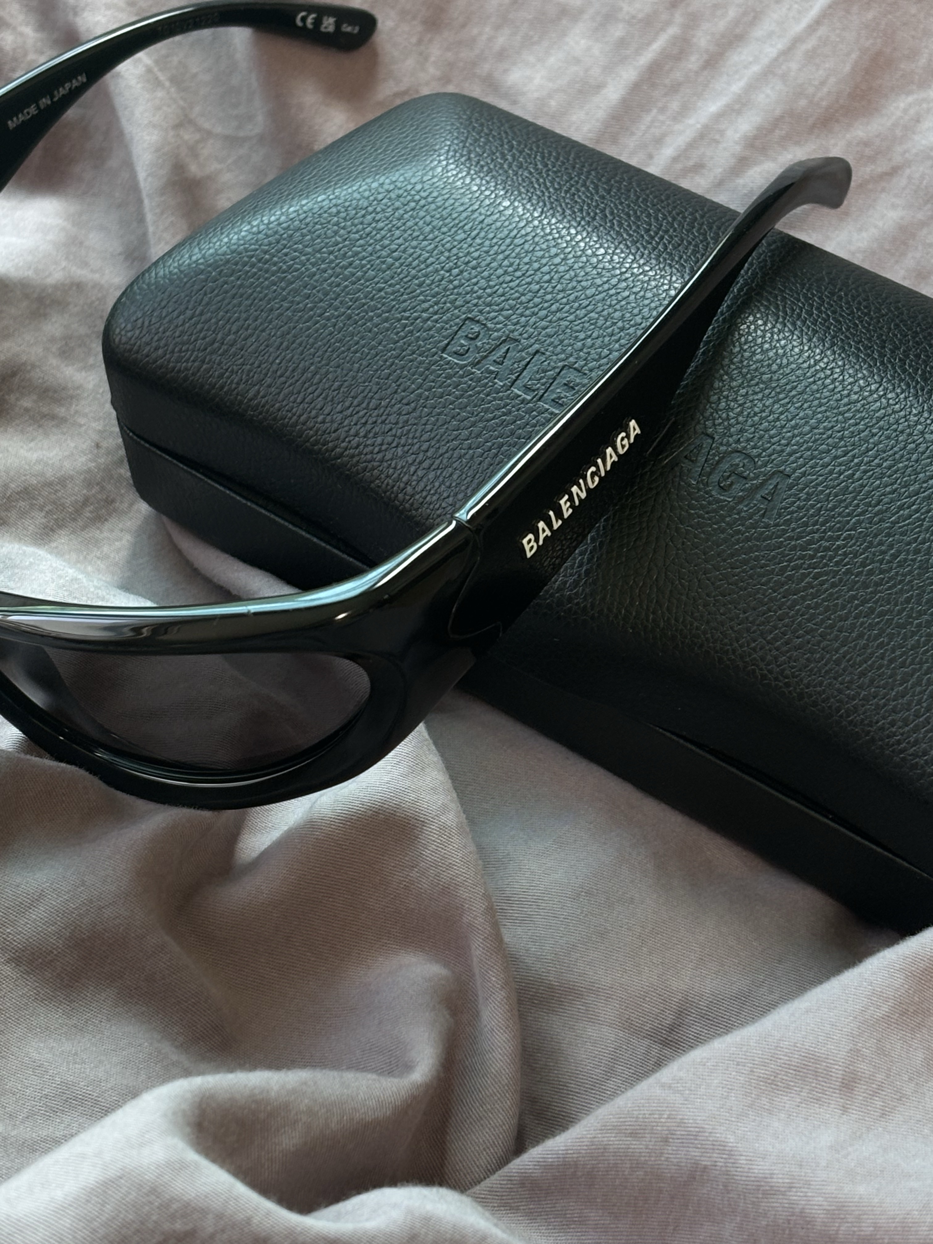 Balenciaga Swift Oval Sunglasses Black 착용 스타일