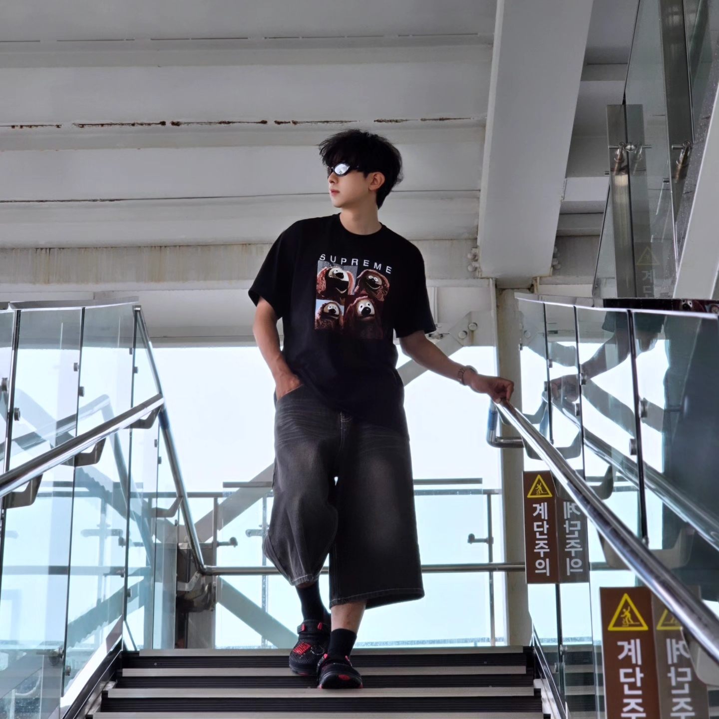 Supreme Rowlf T-Shirt Black - 24SS, Crocs x Staple Classic All Terrain Clog Black 착용 스타일 - 1