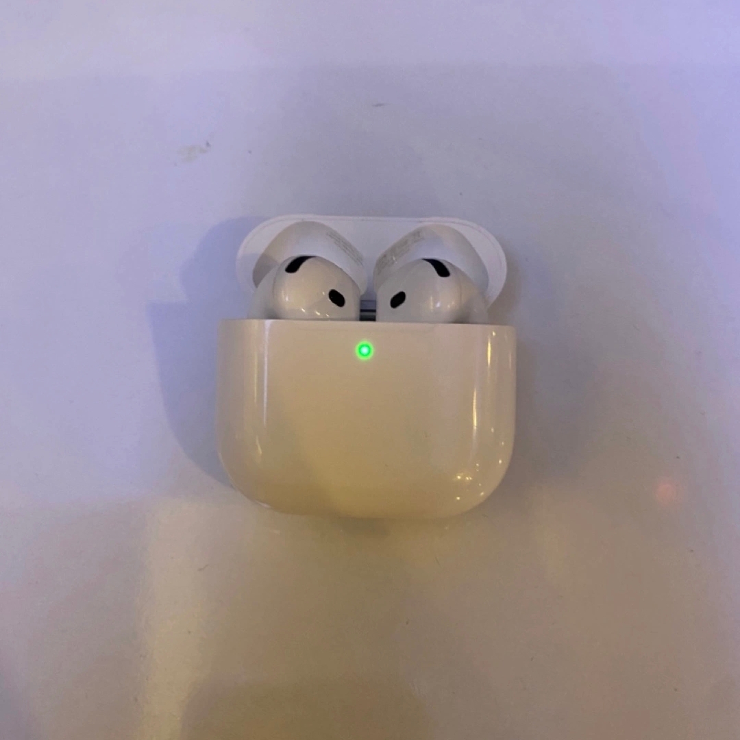 Apple AirPods 4th Gen with Active Noise Cancellation (Korean Ver.) 착용 스타일