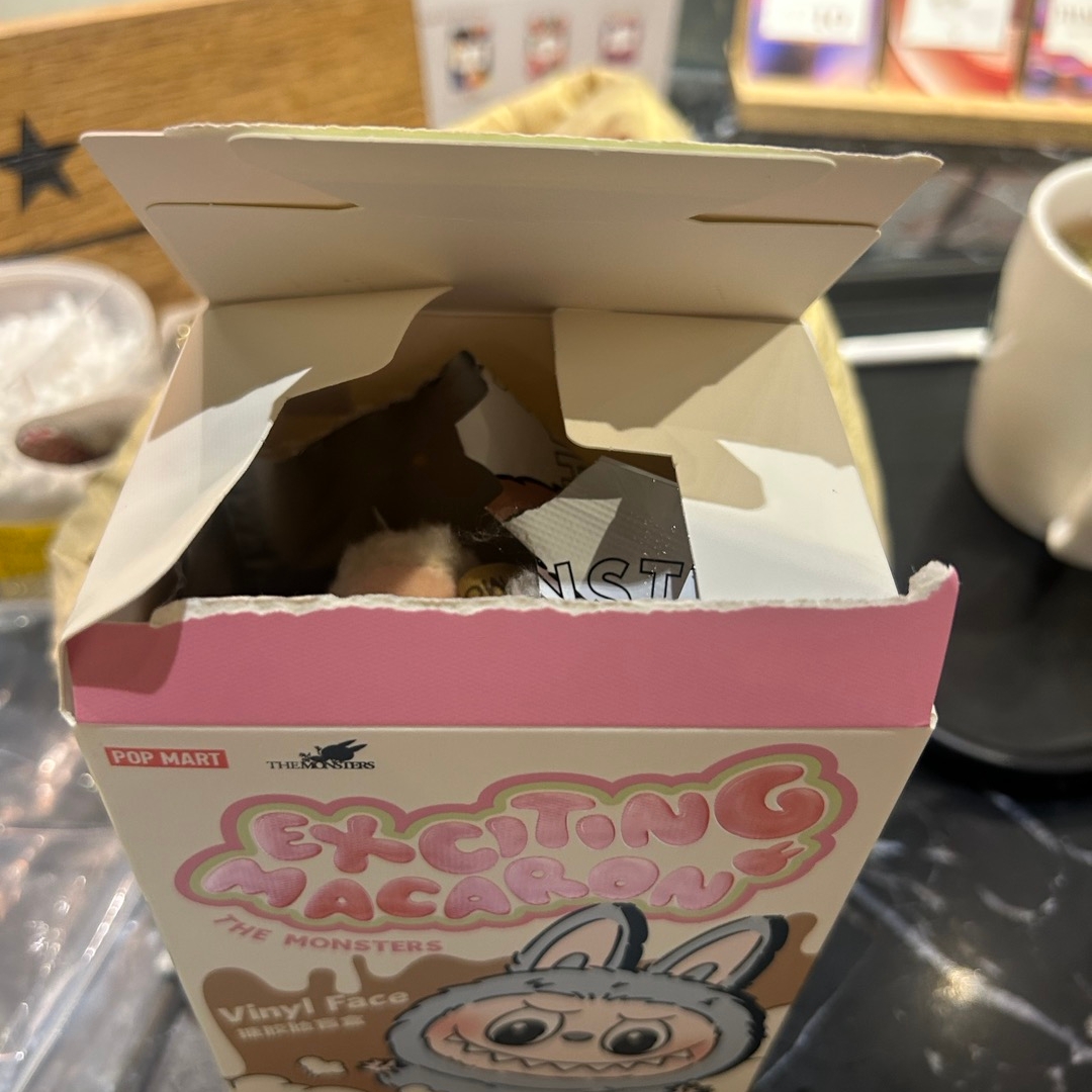 Pop Mart Labubu The Monsters Labubu Tasty Macarons Series Soymilk Keyring 착용 스타일
