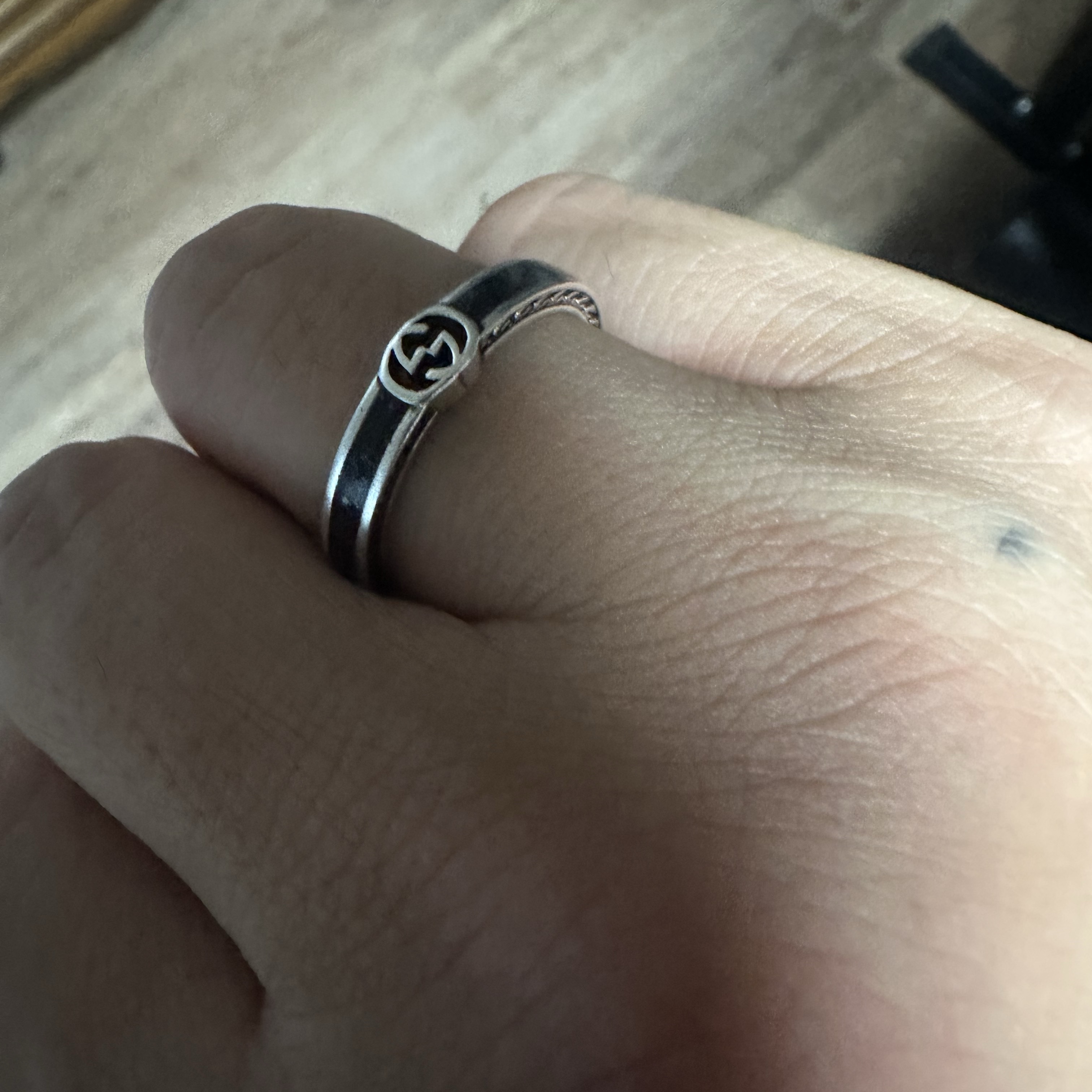 Gucci Interlocking G Ring Black Silver 착용 스타일 - 2