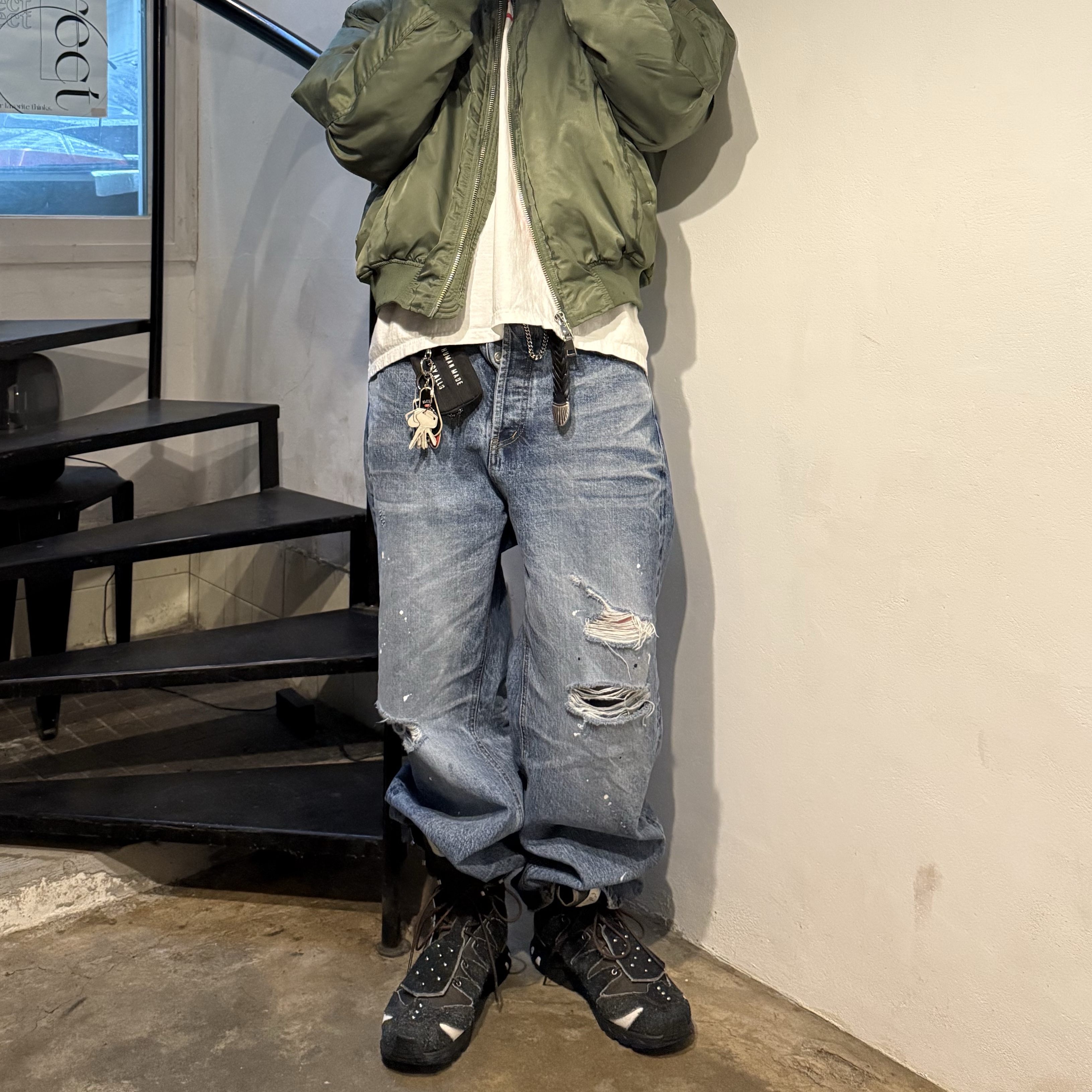 Farfromwhat Far Vintage Washed Jeans Blue, Farfromwhat Far Camo Cargo Pants Green 착용 스타일 - 4